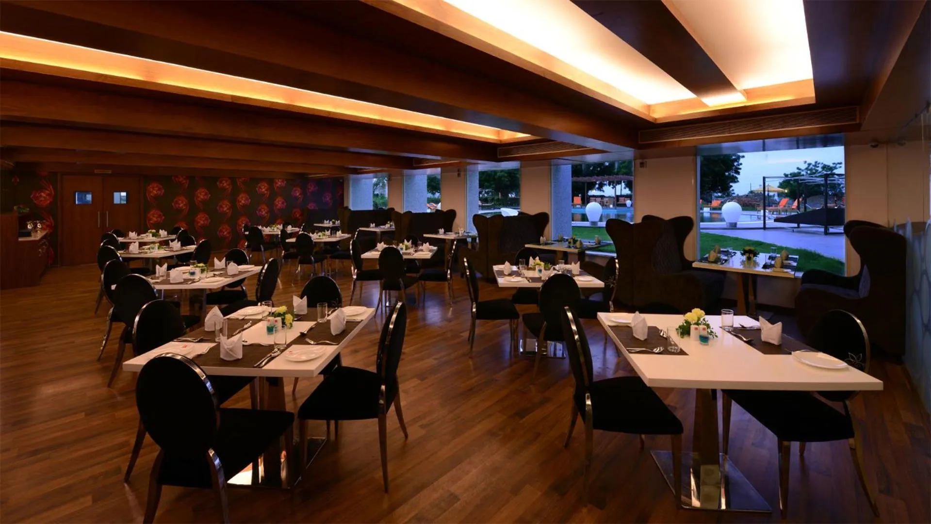 Restaurant/places to eat in Top3 Lords Resort Bhavnagar