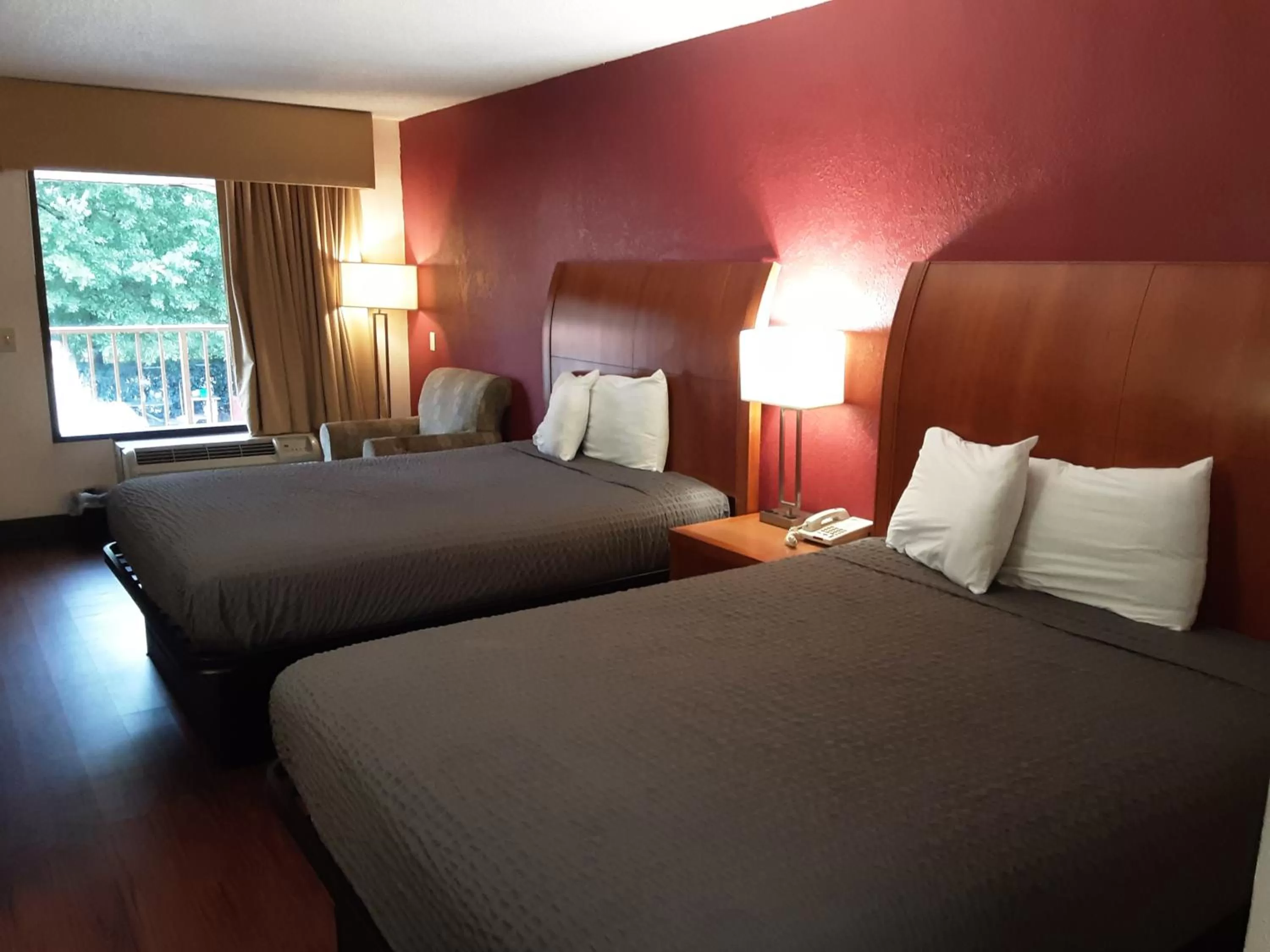 Bed in Econo Lodge Inn & Suites Griffin North