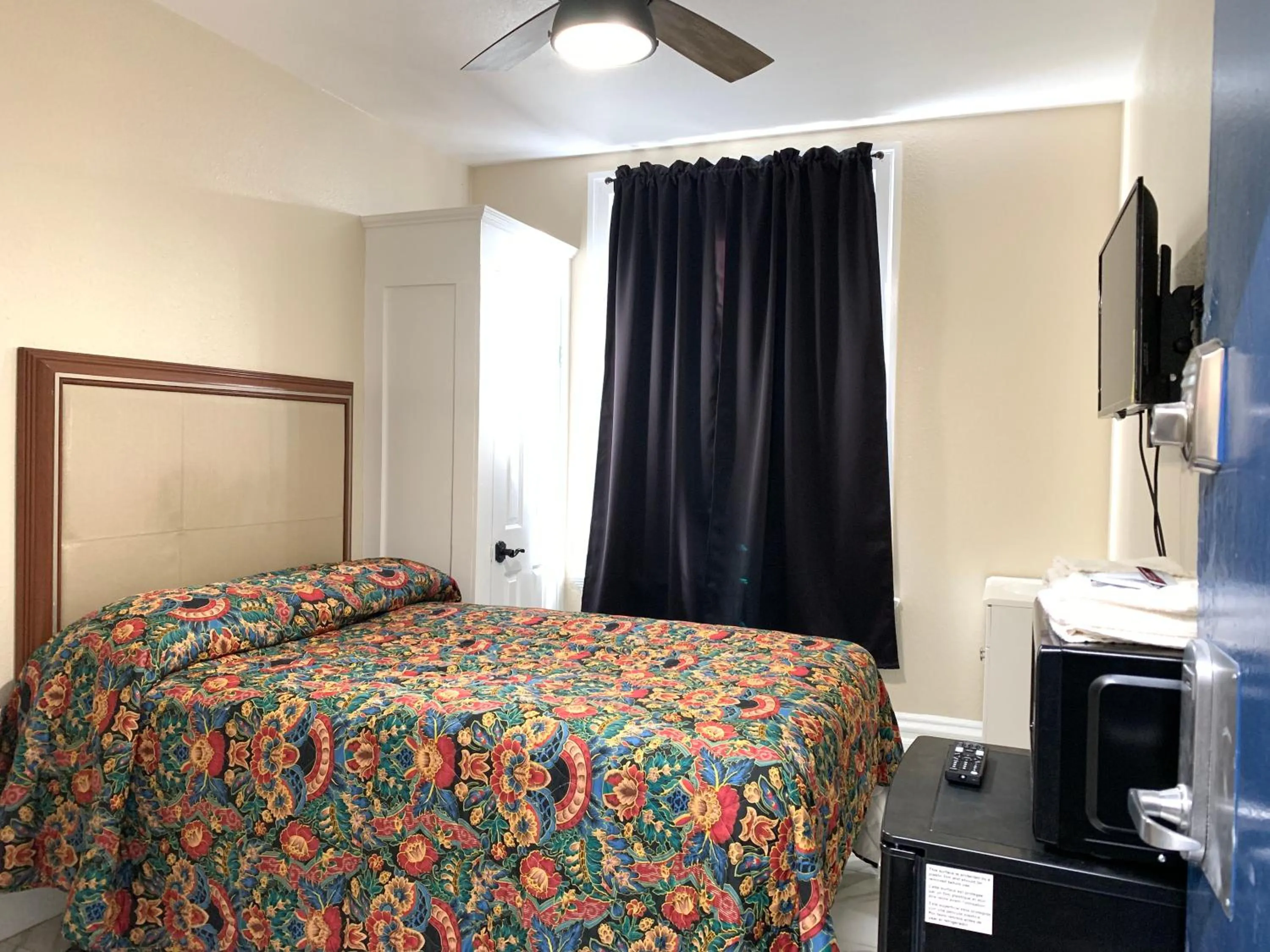 Photo of the whole room in The Adrian