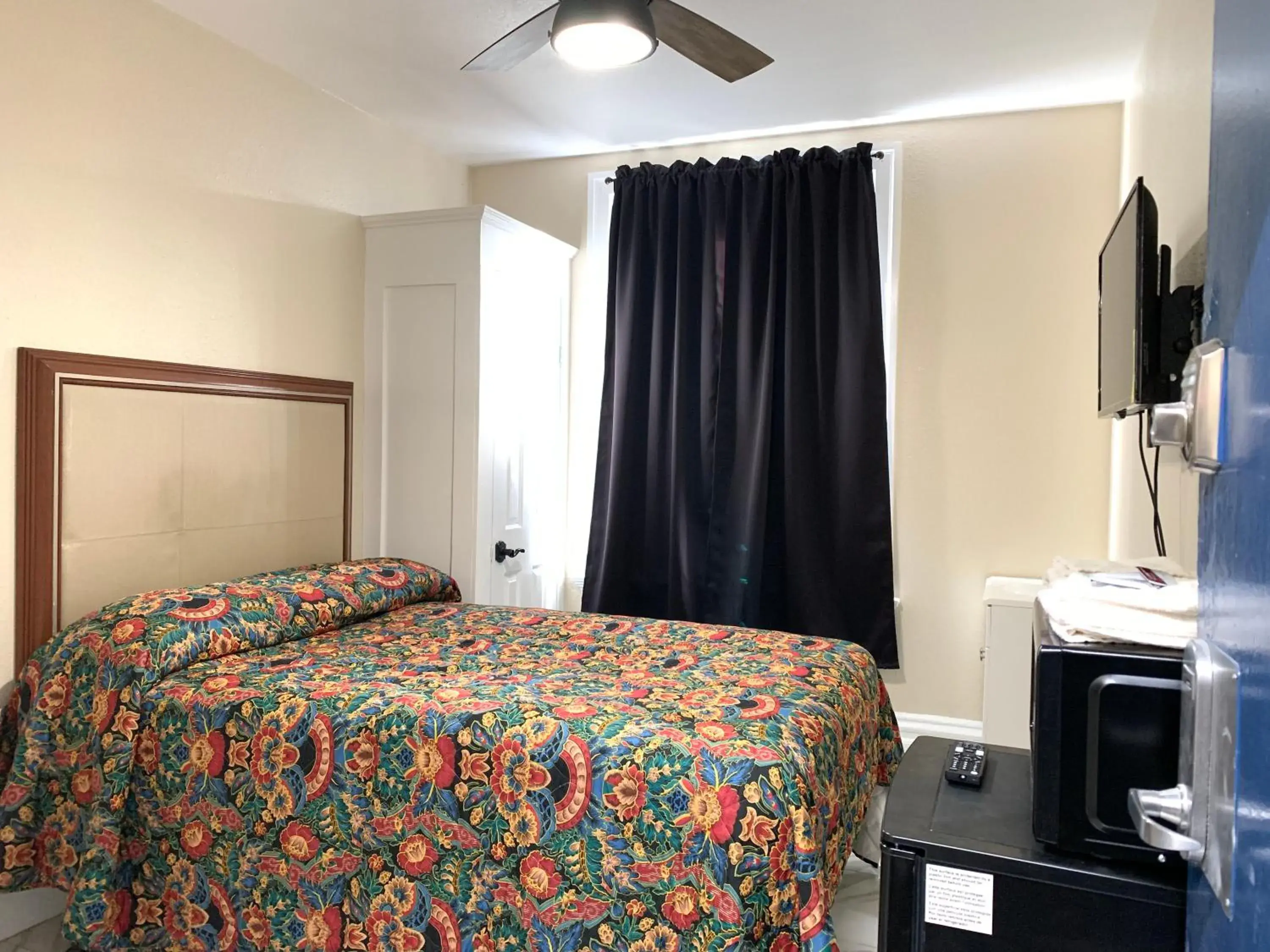Double Room with Shared Bathroom in The Adrian Double Room with Shared Bathroom in The Adrian