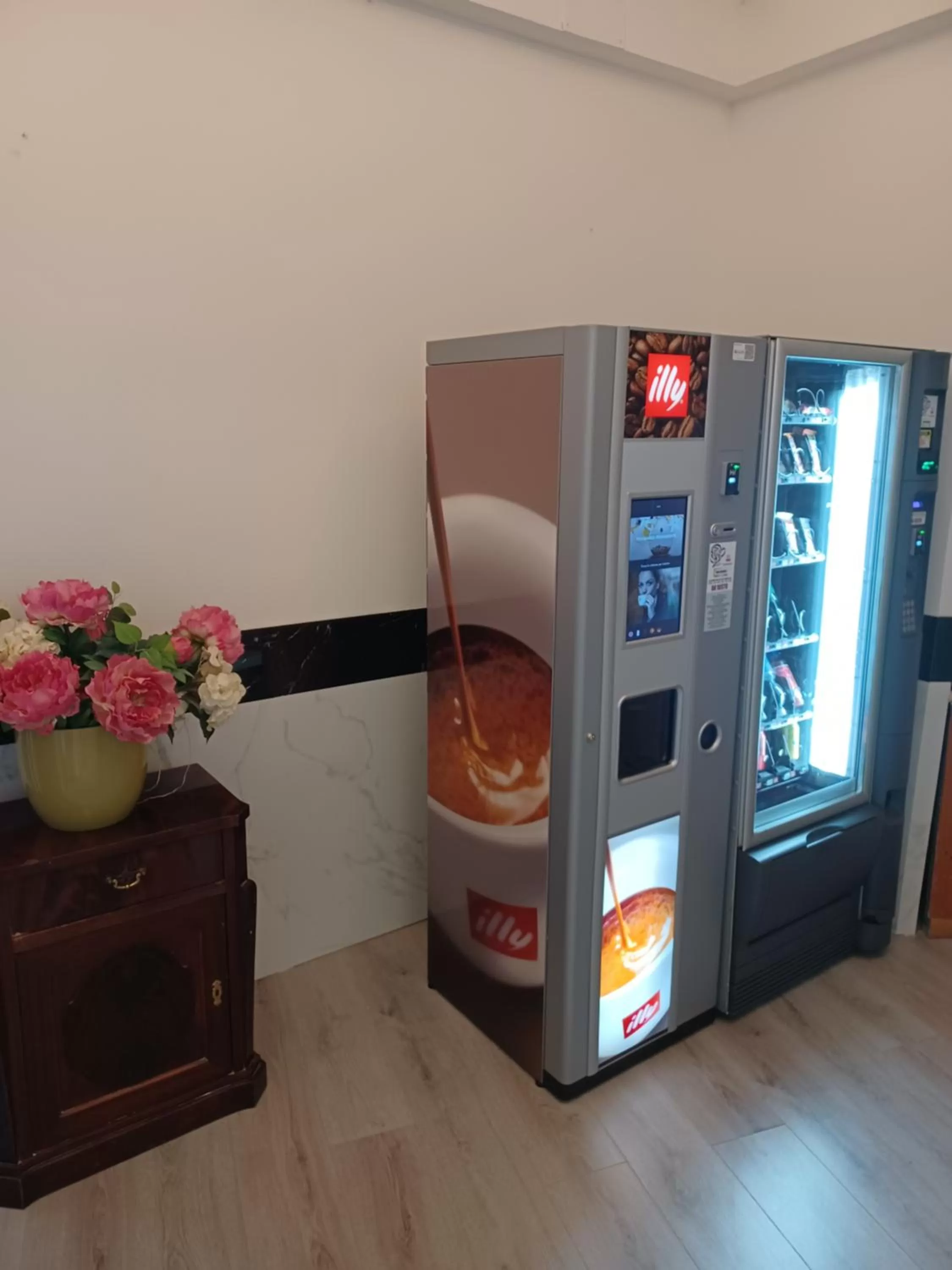 Communal lounge/ TV room in Hotel Mimosa Pantheon