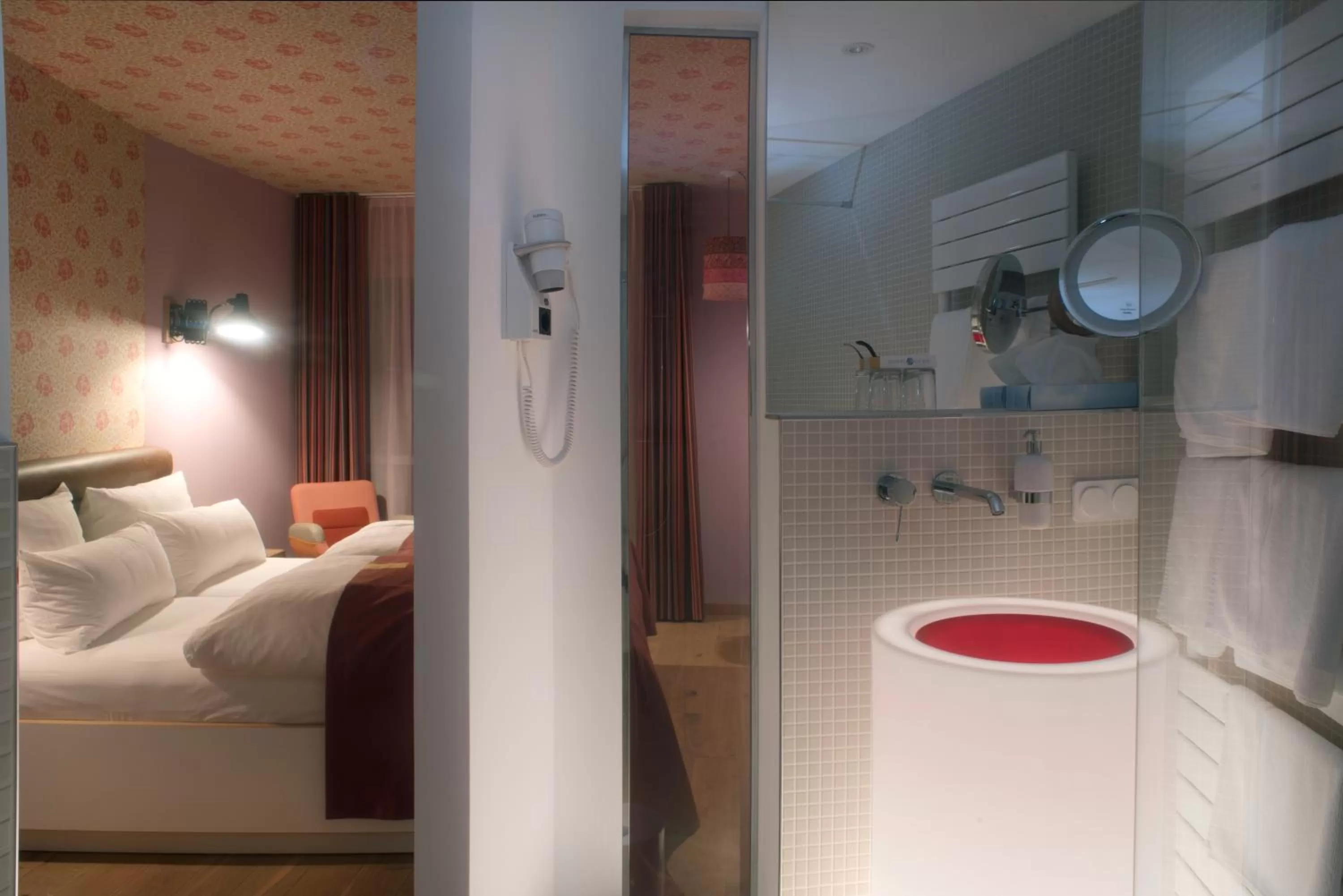 Photo of the whole room, Bed in Hotel Gude