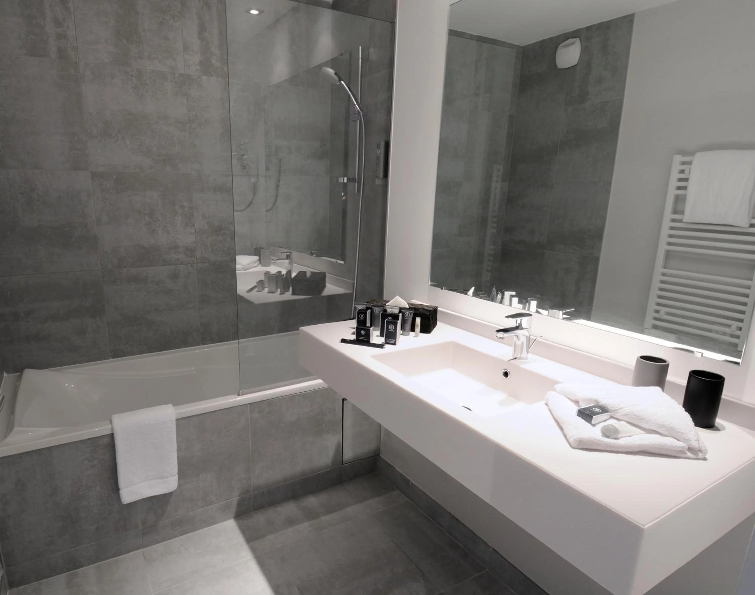 Bathroom in Best Western Plus Hôtel & Spa de Chassieu