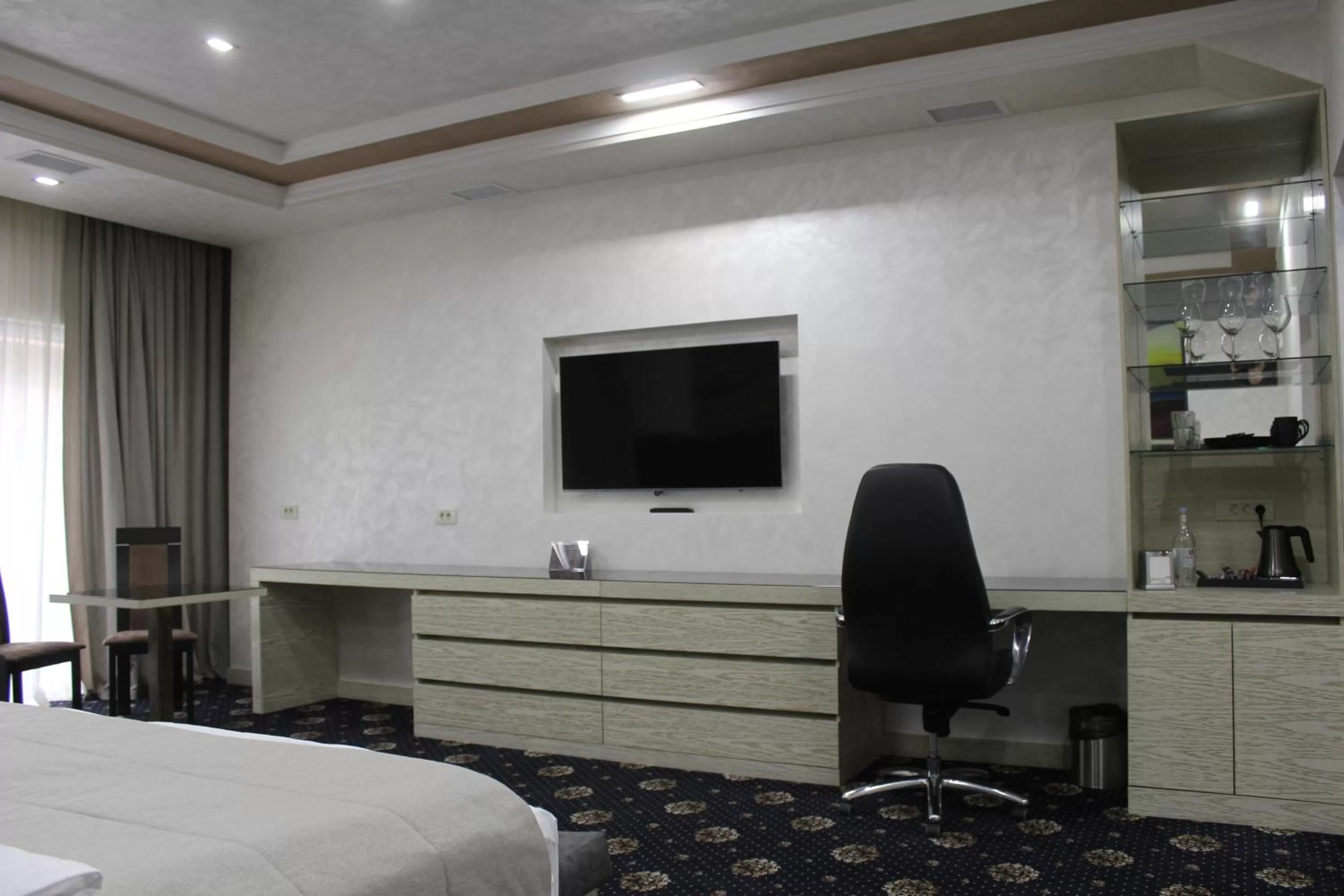 Communal lounge/ TV room, Bed in Erebuni Hotel Yerevan