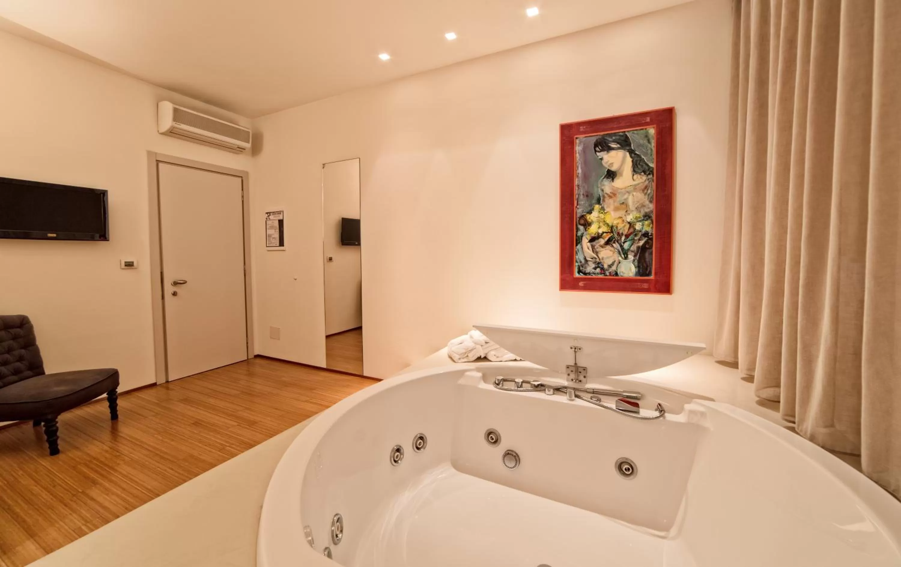 Shower, Bed in Hotel Country House La Radice