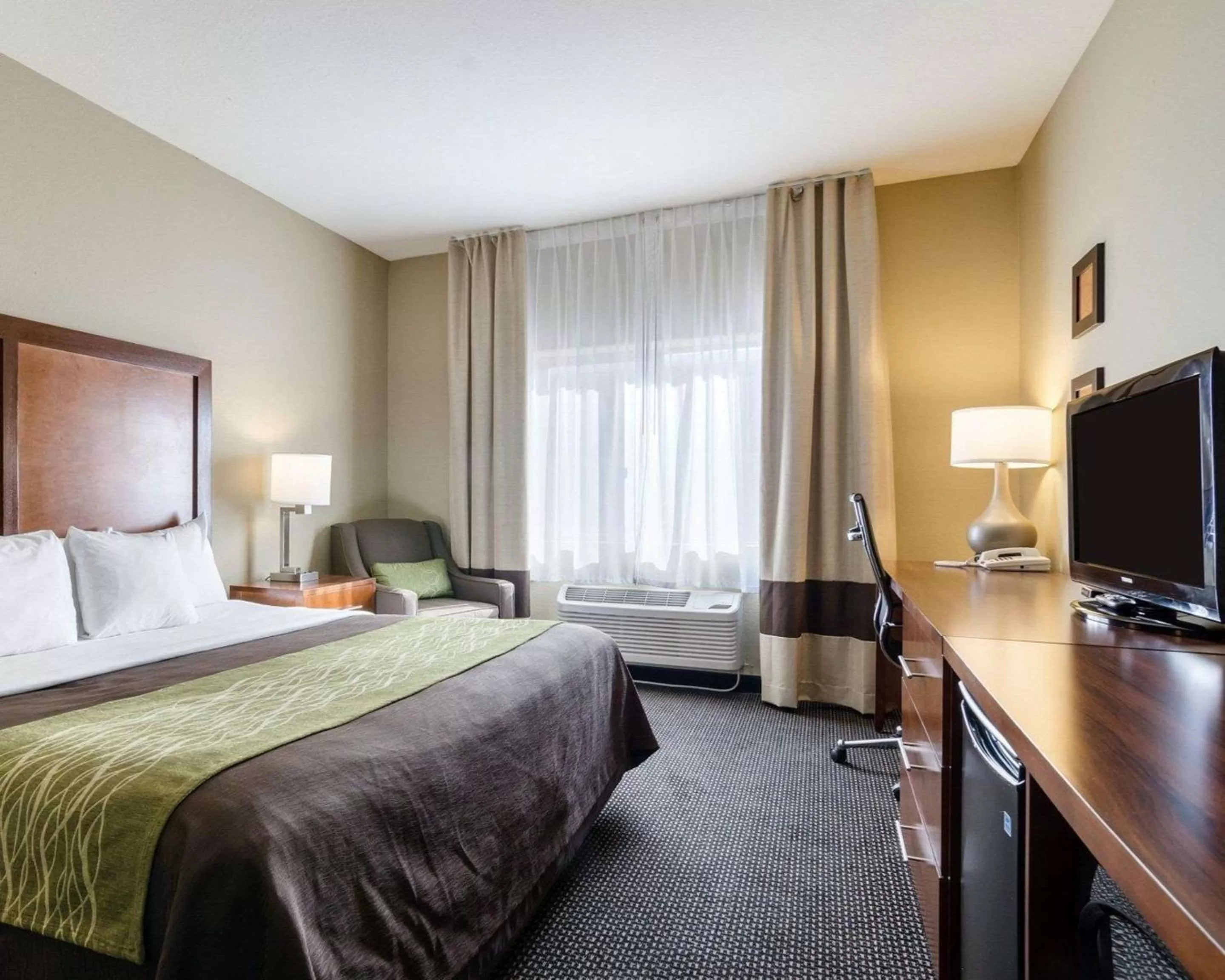 Photo of the whole room, Bed in Comfort Inn Garden City