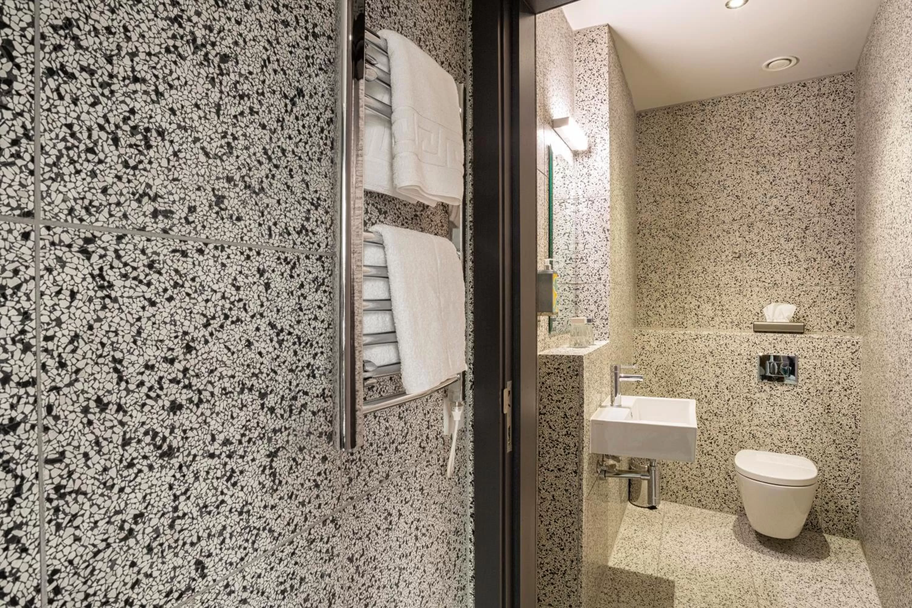 Bathroom in Bullitt Hotel