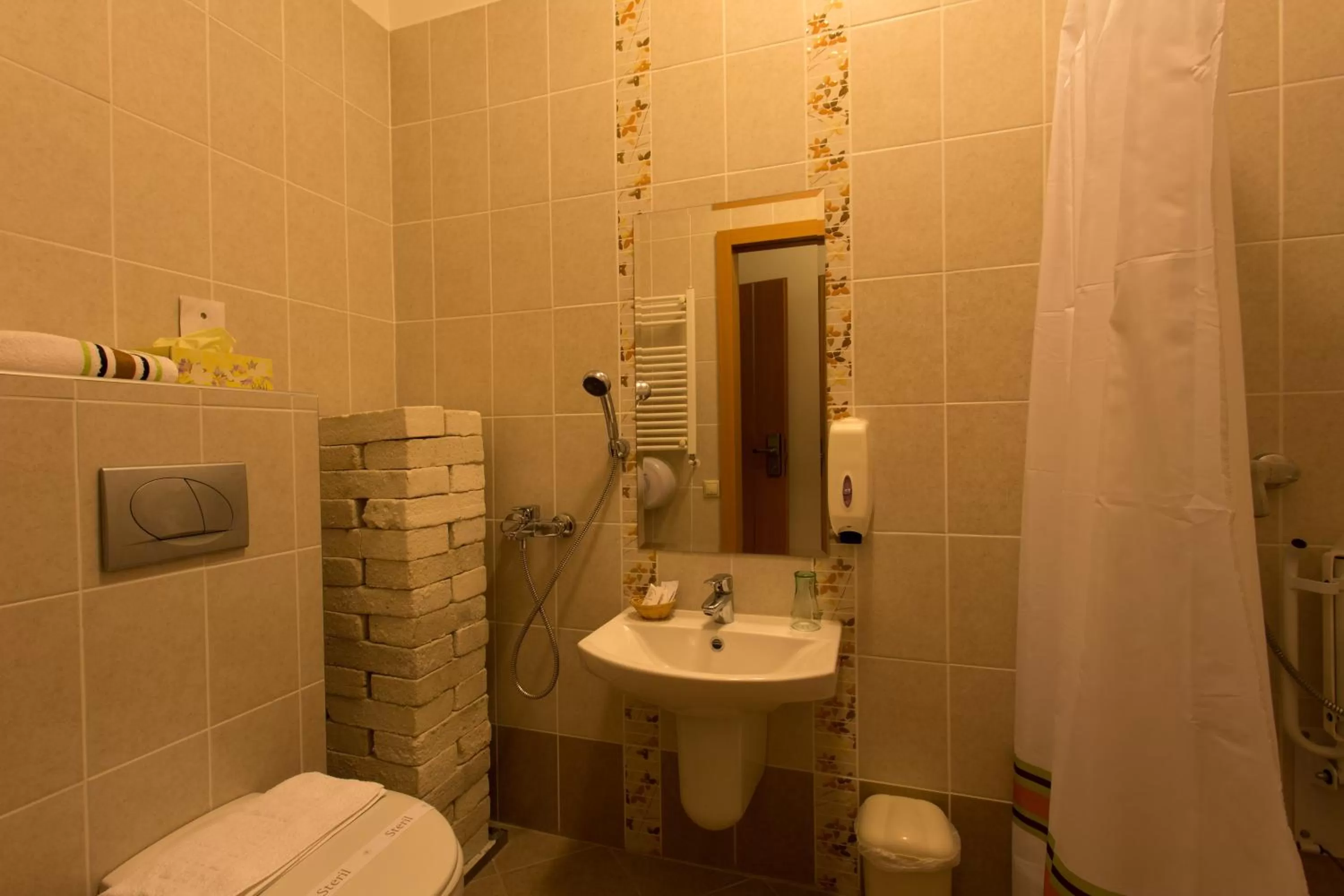 Bathroom in Körös Panzió és Étterem