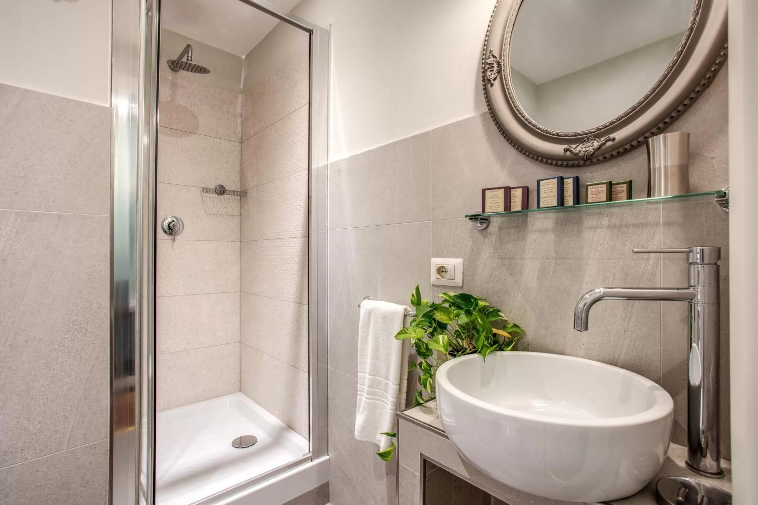 Shower in Tree Charme Trilussa