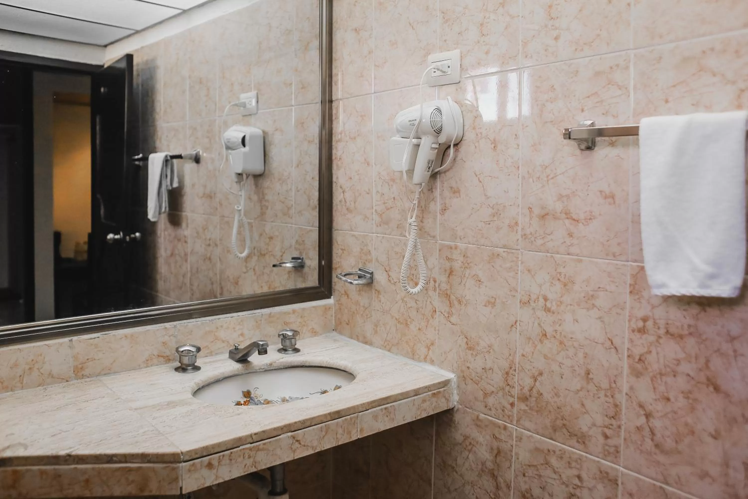 Shower in Hotel Plaza Mirador