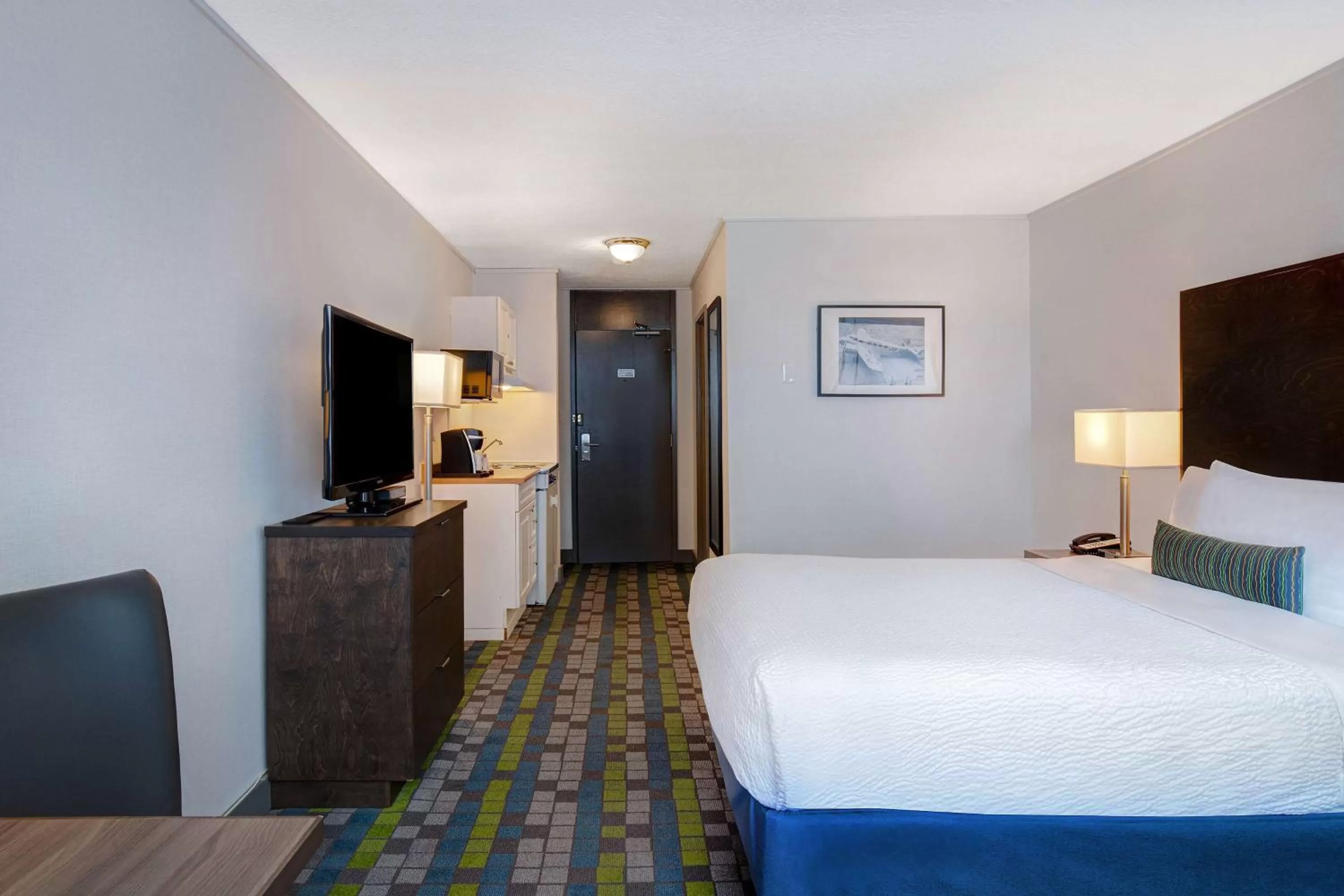 Photo of the whole room, Bed in Days Inn by Wyndham Victoria Airport Sidney