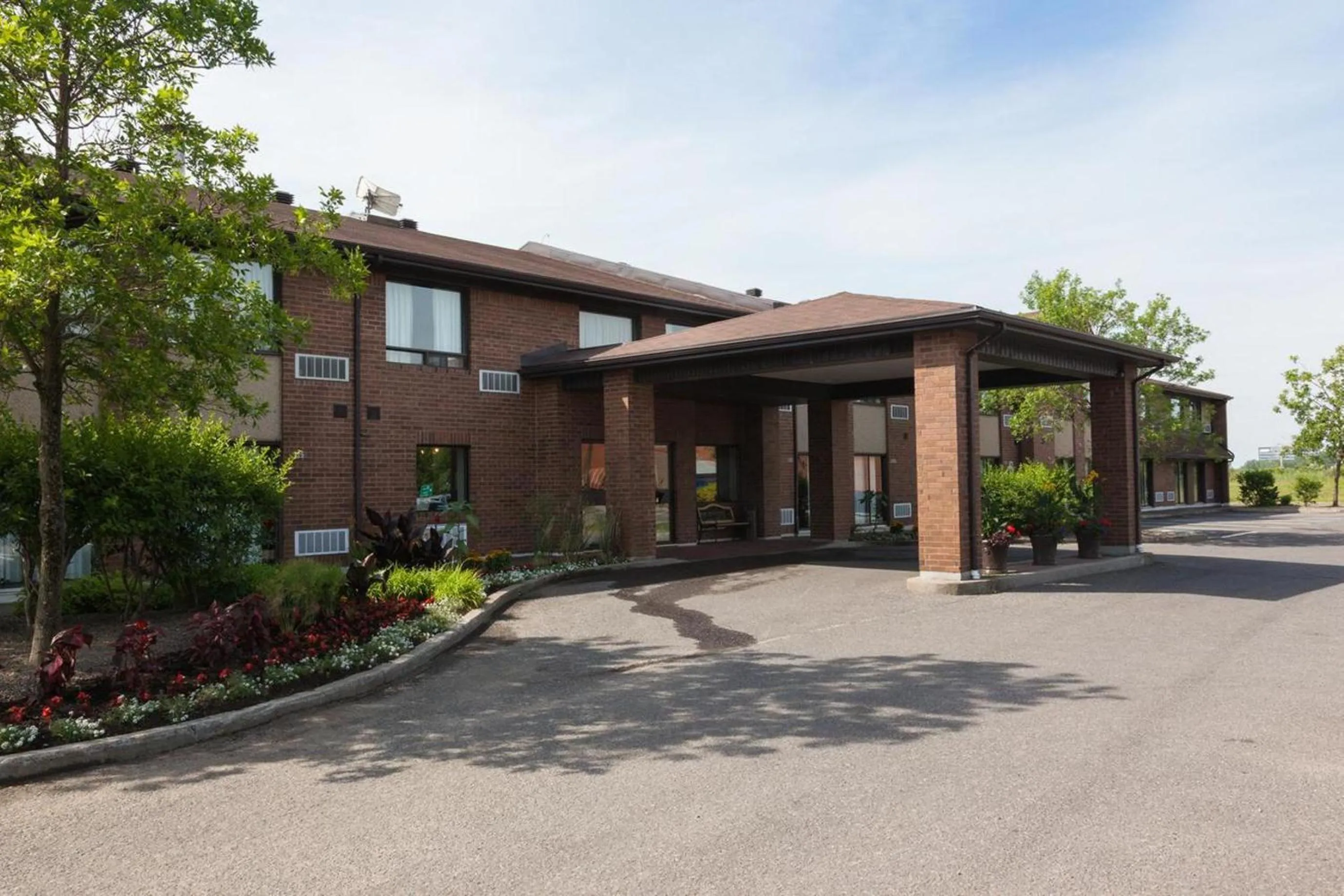 Facade/entrance in N Hôtel Québec