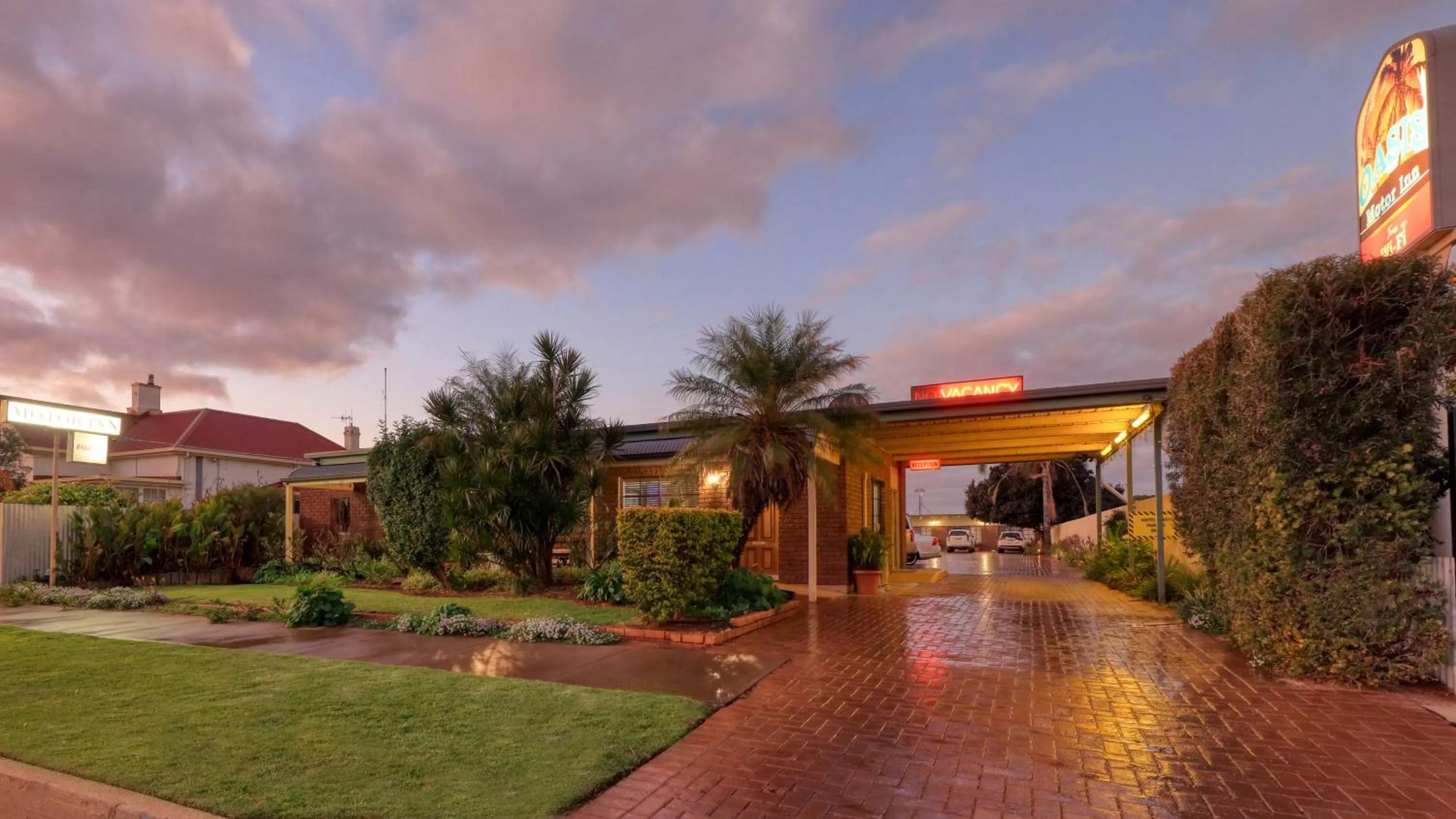 Facade/entrance in Oasis Motor Inn