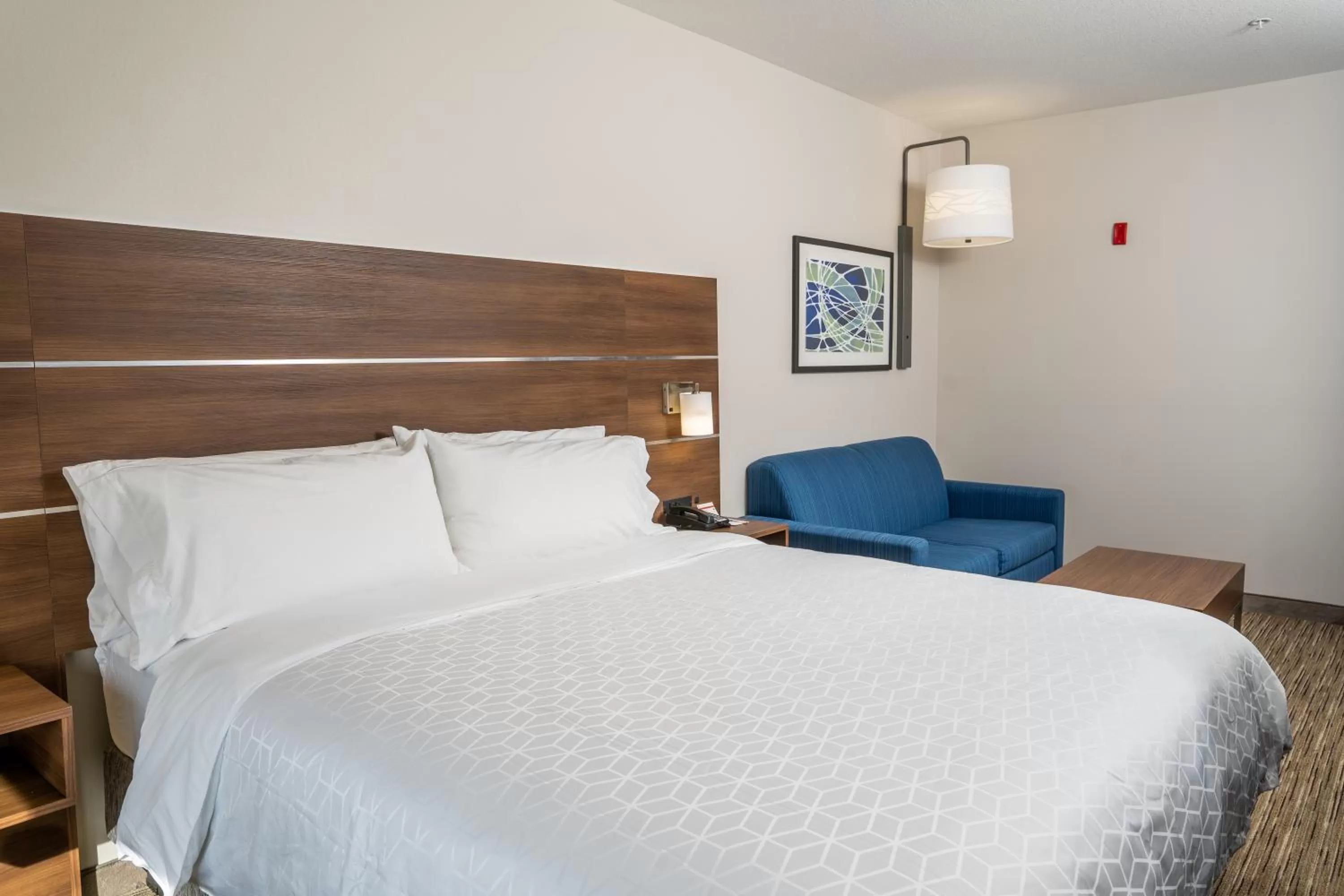 Bed in Holiday Inn Express & Suites - Lake Forest by IHG