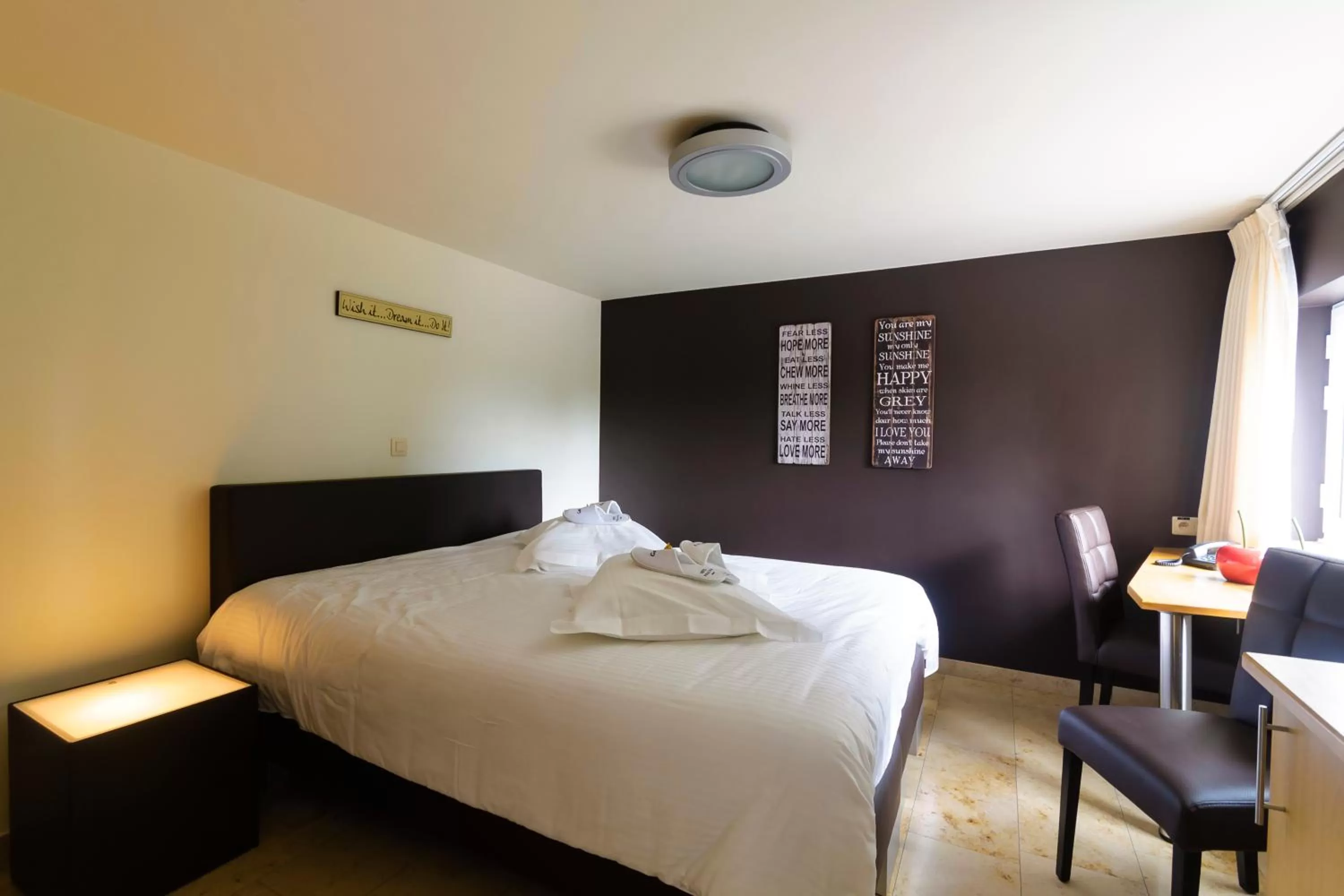 Massage, Bed in Hotel Pracha