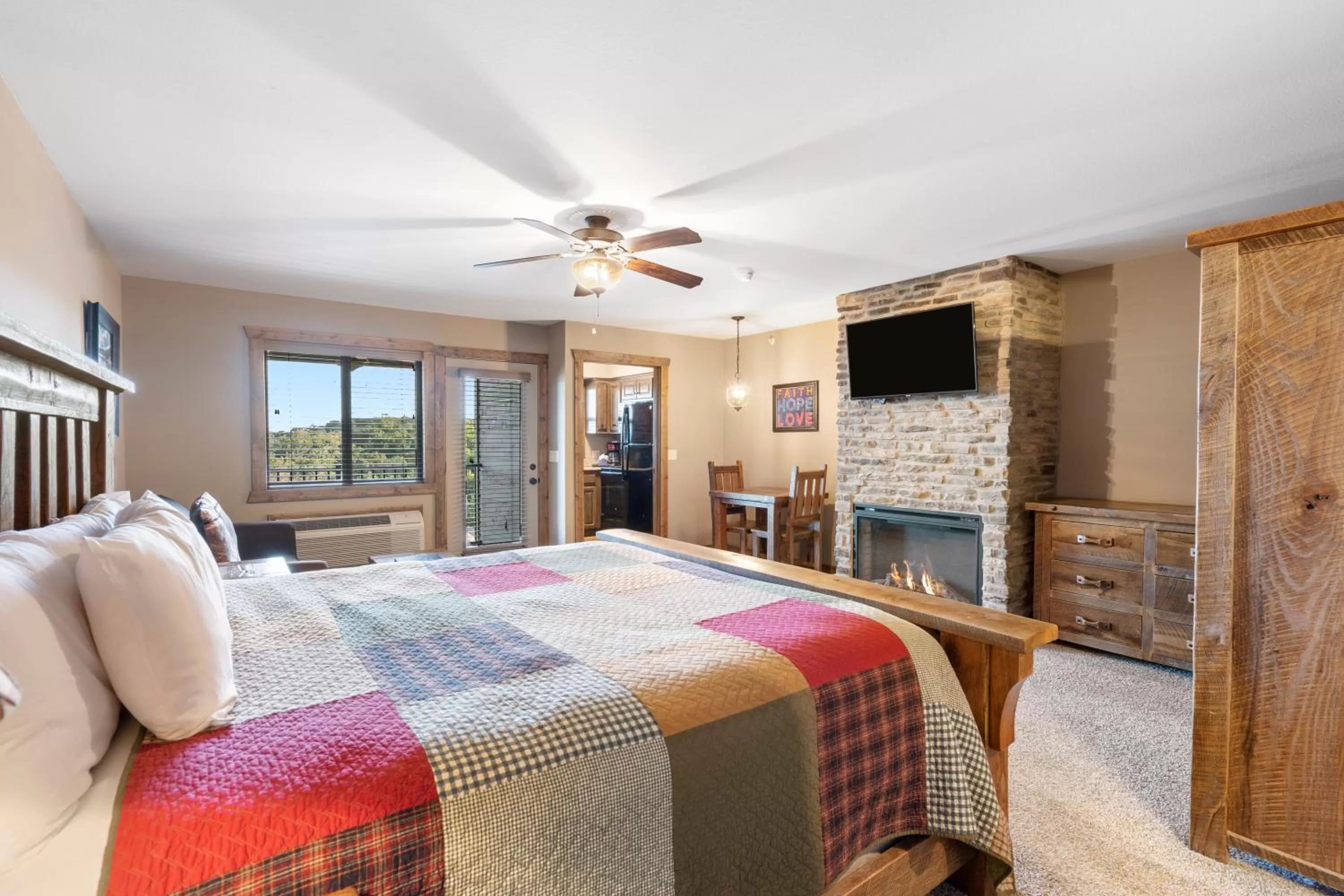 Photo of the whole room, Bed in Table Rock Resorts at Indian Point