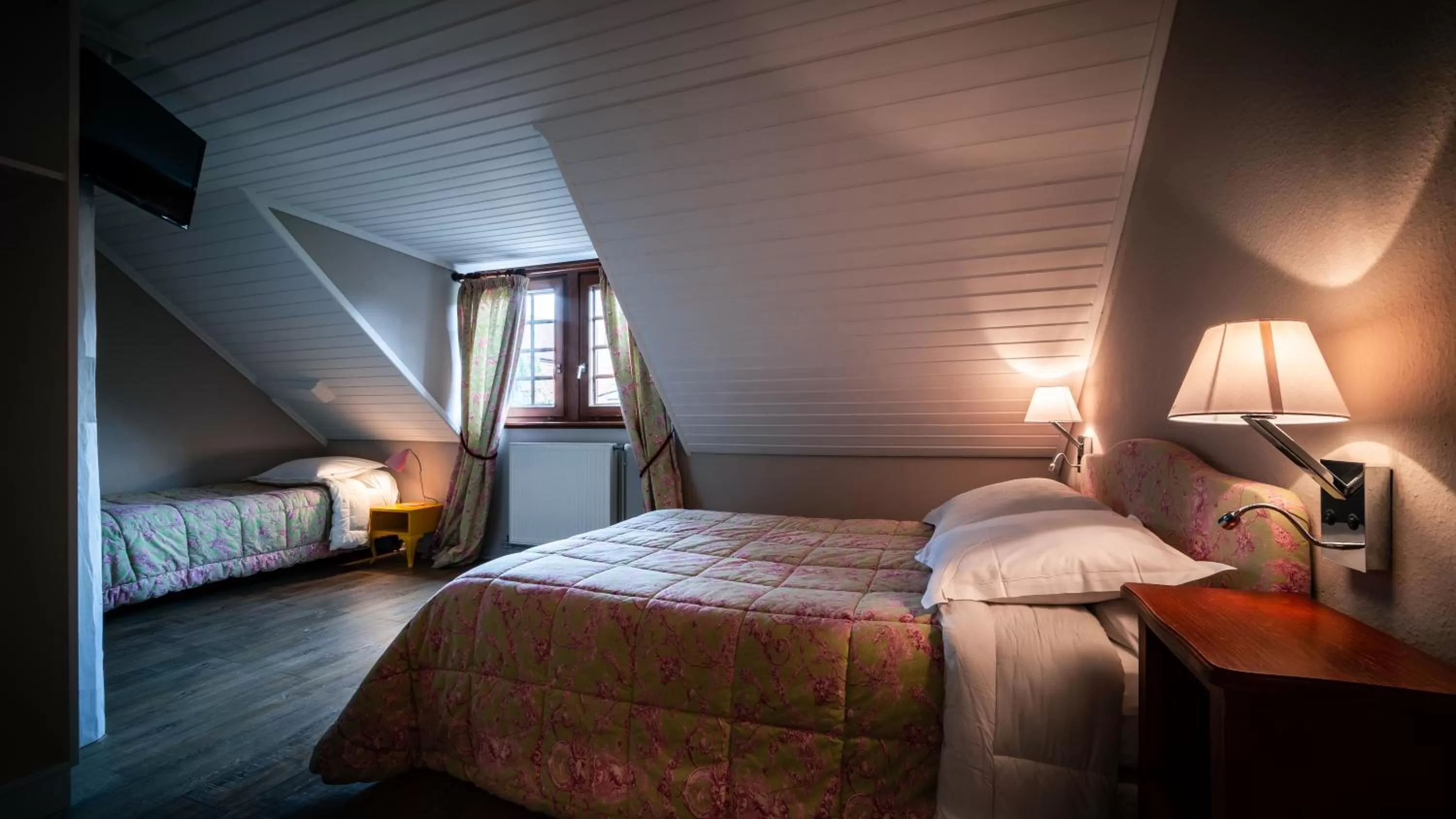 Bed in Hôtel des Deux Clefs
