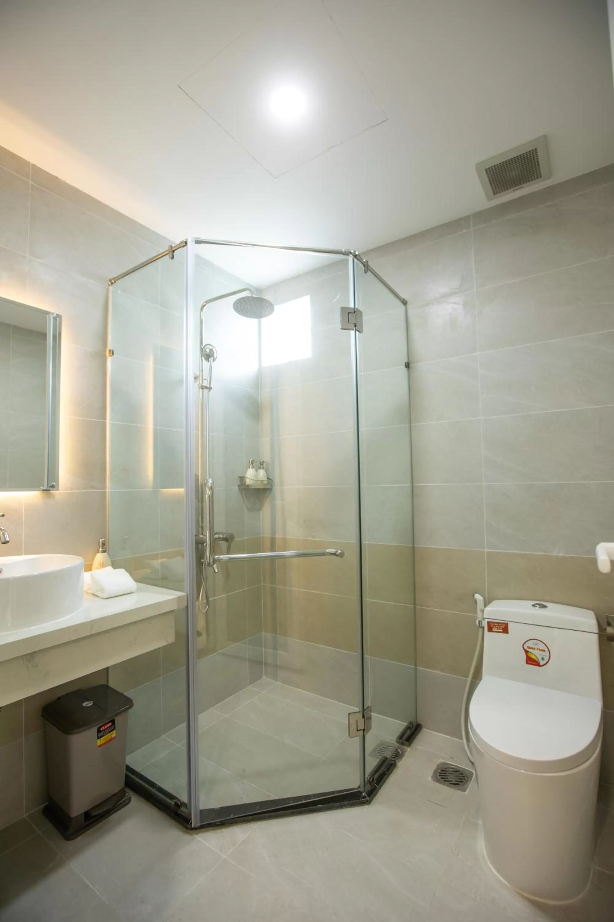 Shower in Hera Hotel Airport