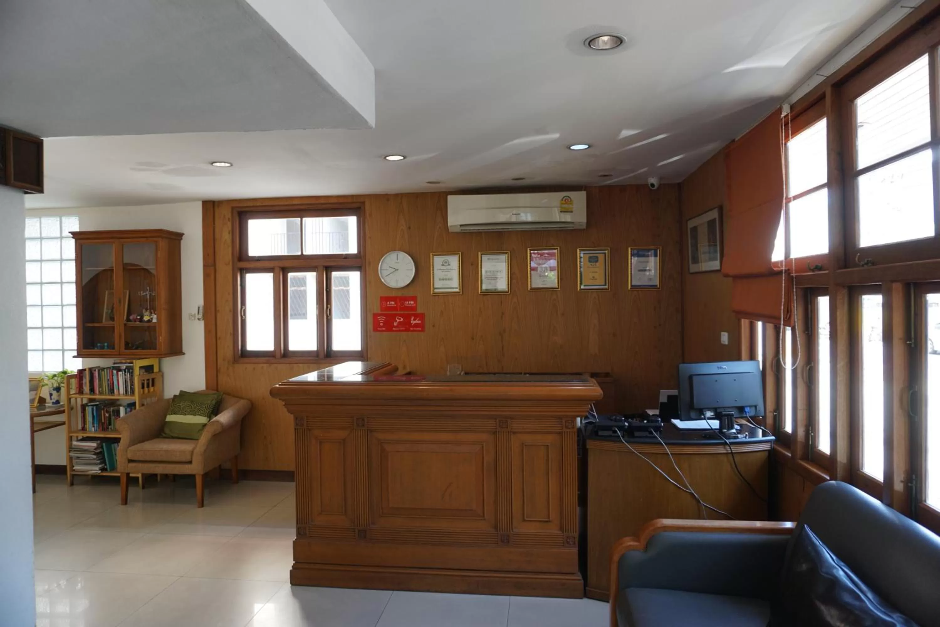 Lobby or reception in JL Bangkok Hotel