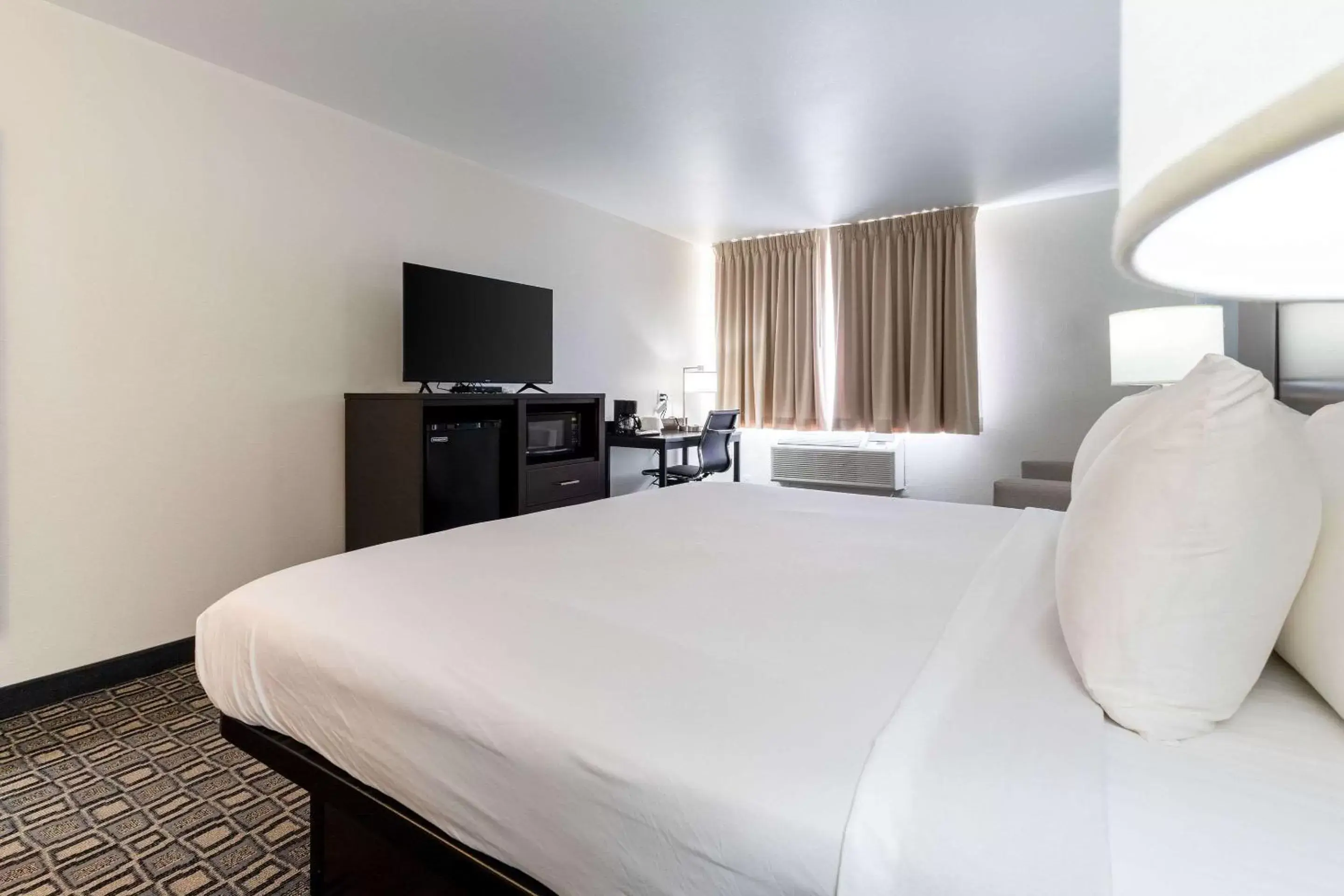 King Room with Refrigerator and Microwave - Non-Smoking in Quality Inn Winslow I-40 King Room with Refrigerator and Microwave - Non-Smoking in Quality Inn Winslow I-40