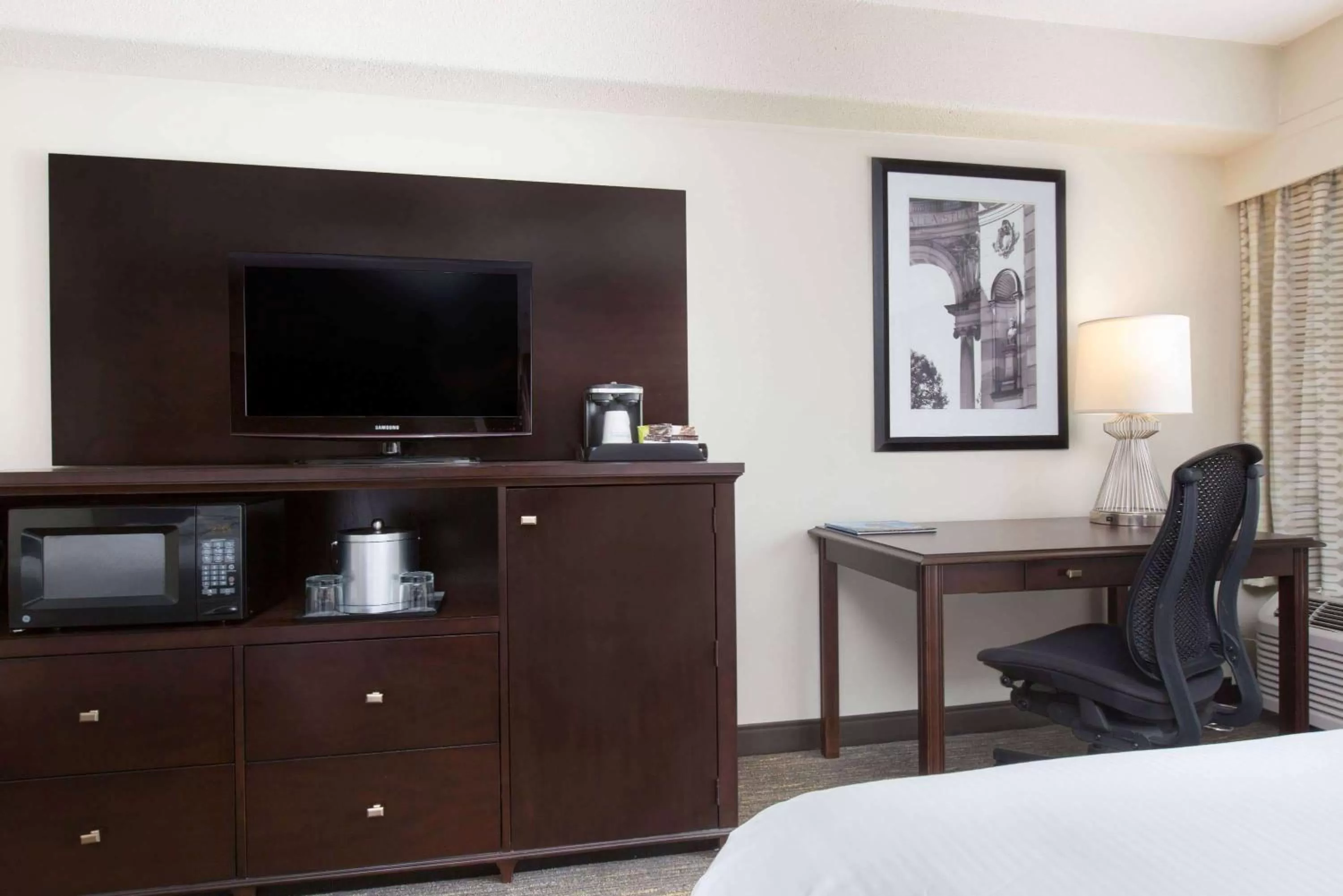 Photo of the whole room, Bed in Wyndham Philadelphia-Historic District