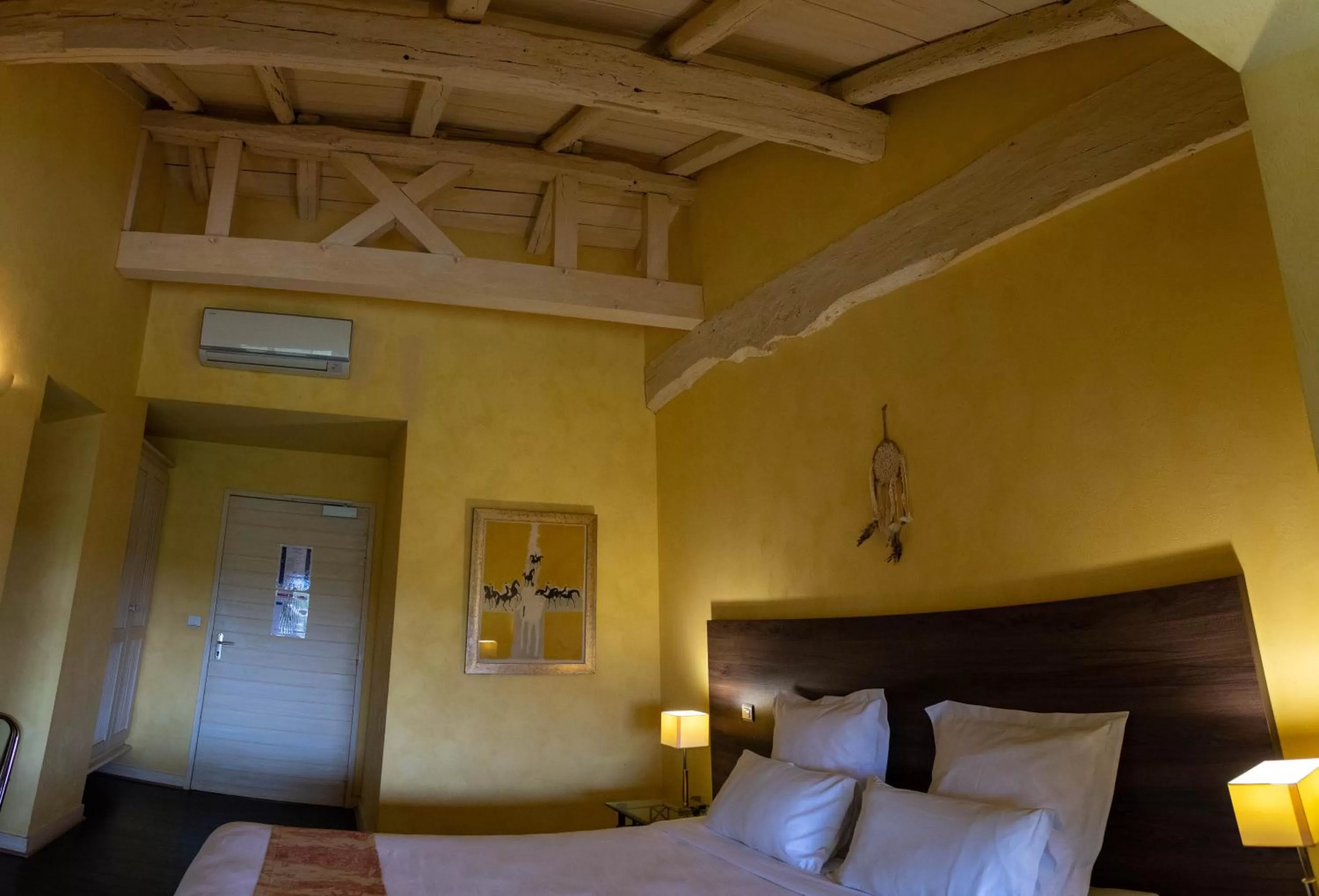 Photo of the whole room, Bed in CÔTE GARONNE le BALCON DES DAMES -hôtel et restaurant- Tonneins Fauillet Marmande - vue panoramique bord de Garonne chambres climatisées