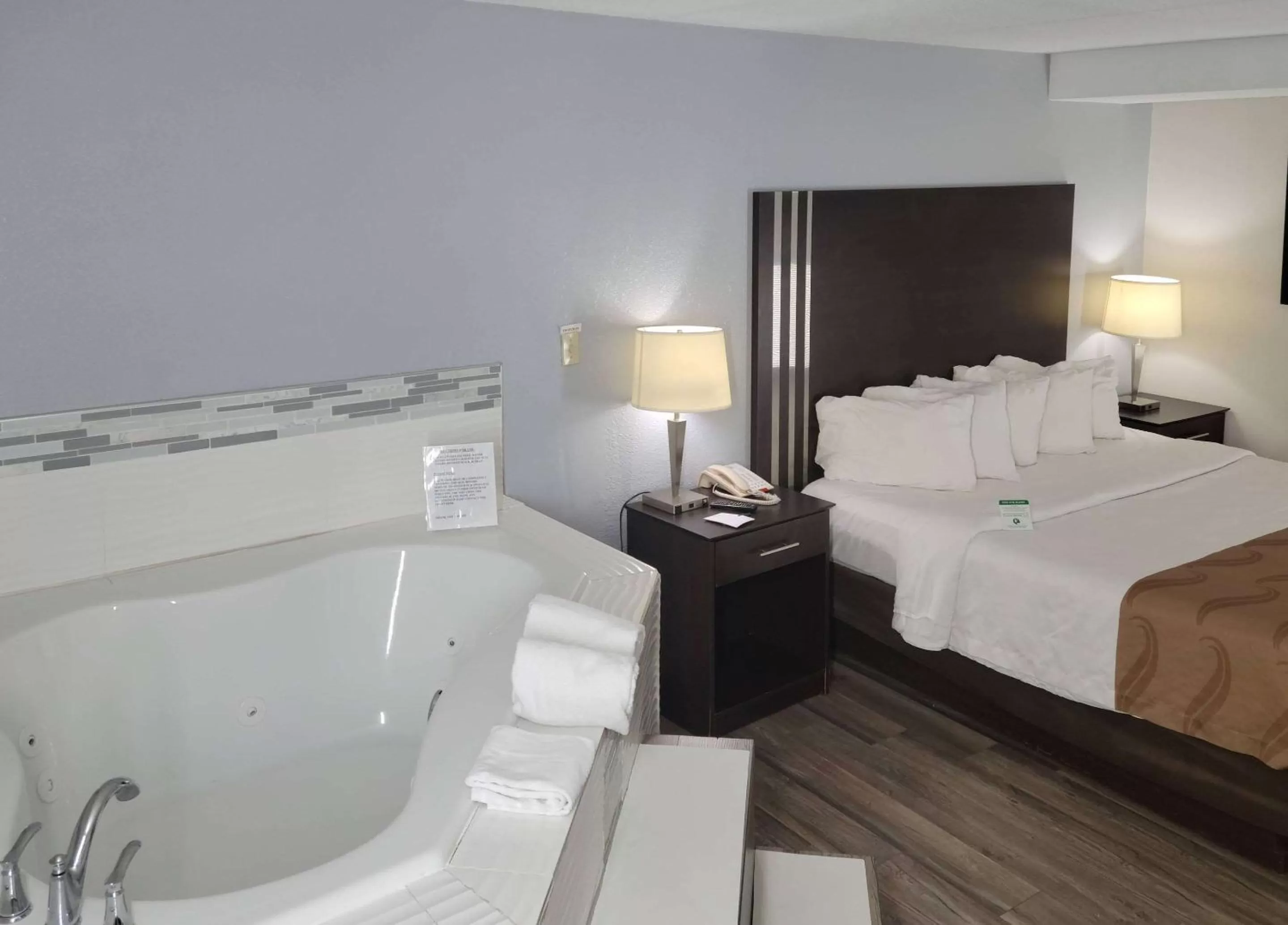 Photo of the whole room, Bed in Quality Inn Terre Haute University Area