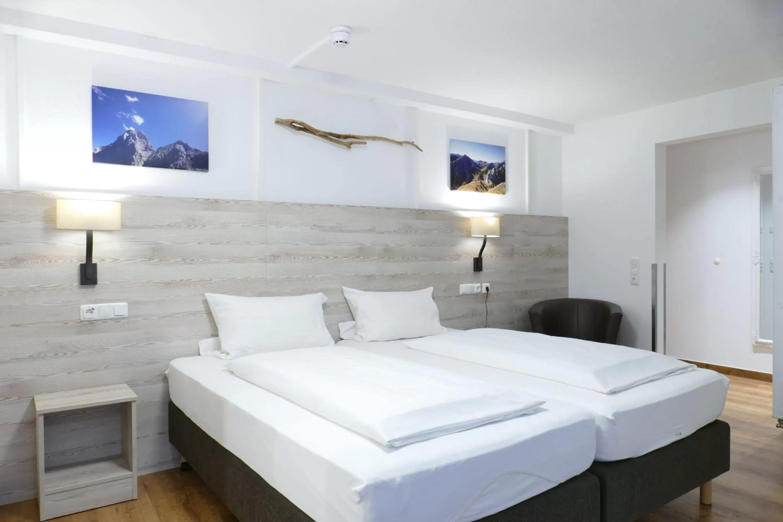 Photo of the whole room, Bed in Altstadt-Hotel Zum Hechten