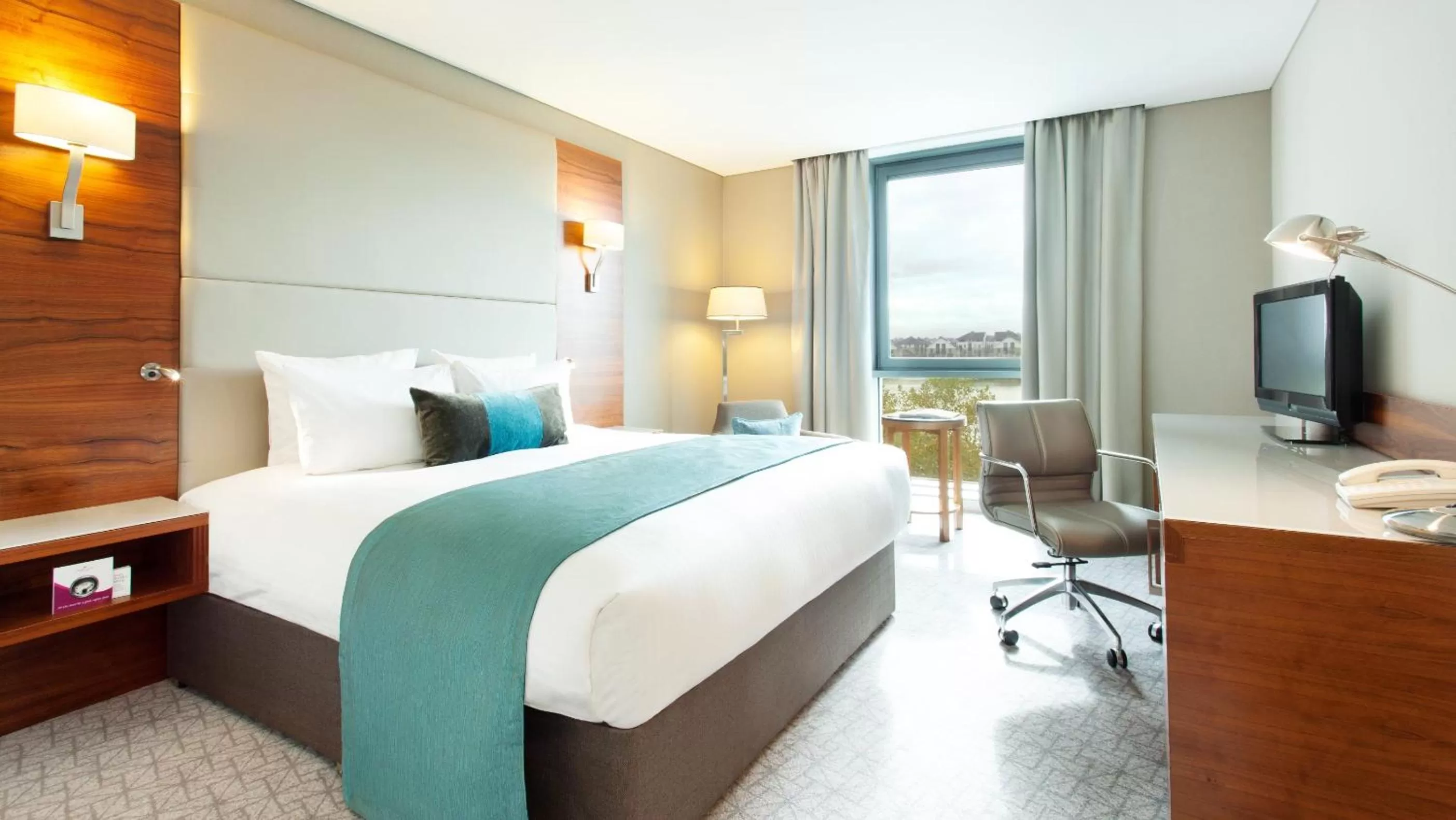 Photo of the whole room, Bed in Crowne Plaza London - Docklands by IHG