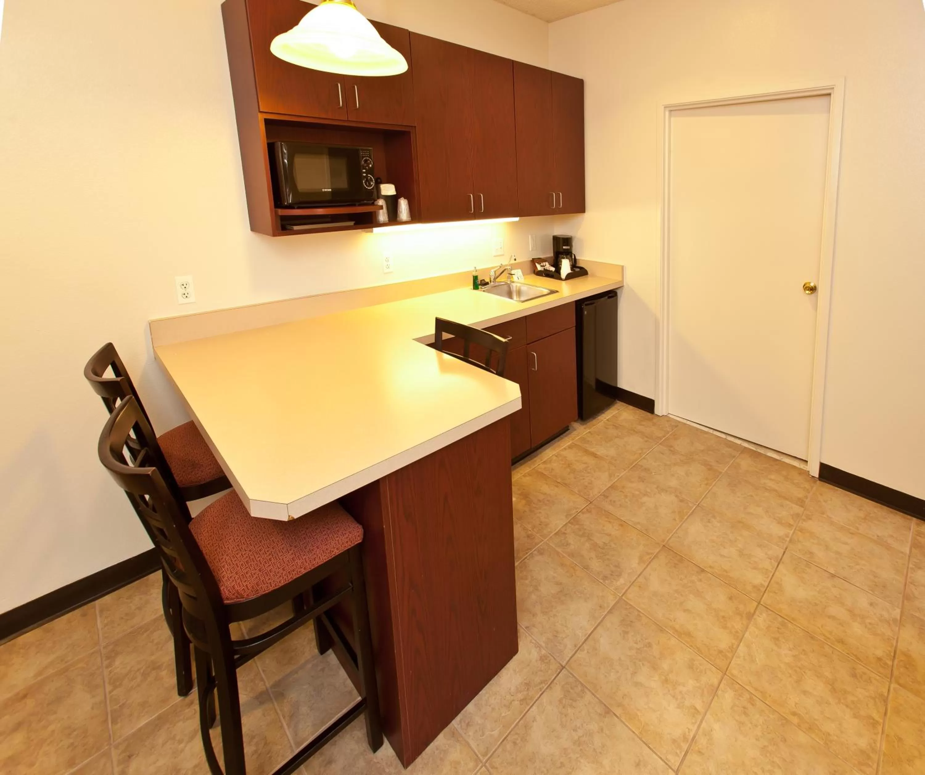 Kitchen or kitchenette in Landmark Inn Fort Irwin