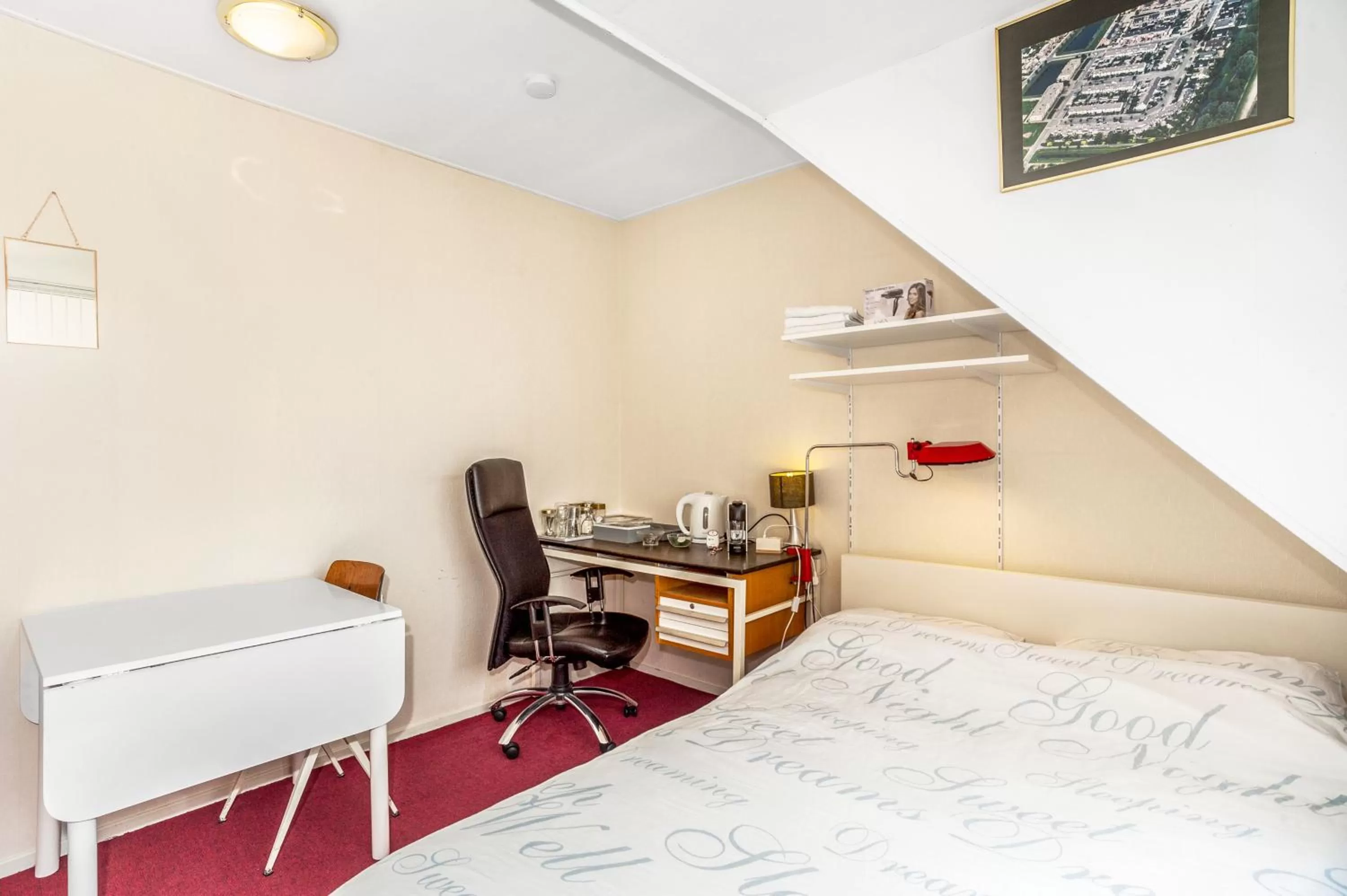 Bed in Wim's Place Schiphol Amsterdam Airport