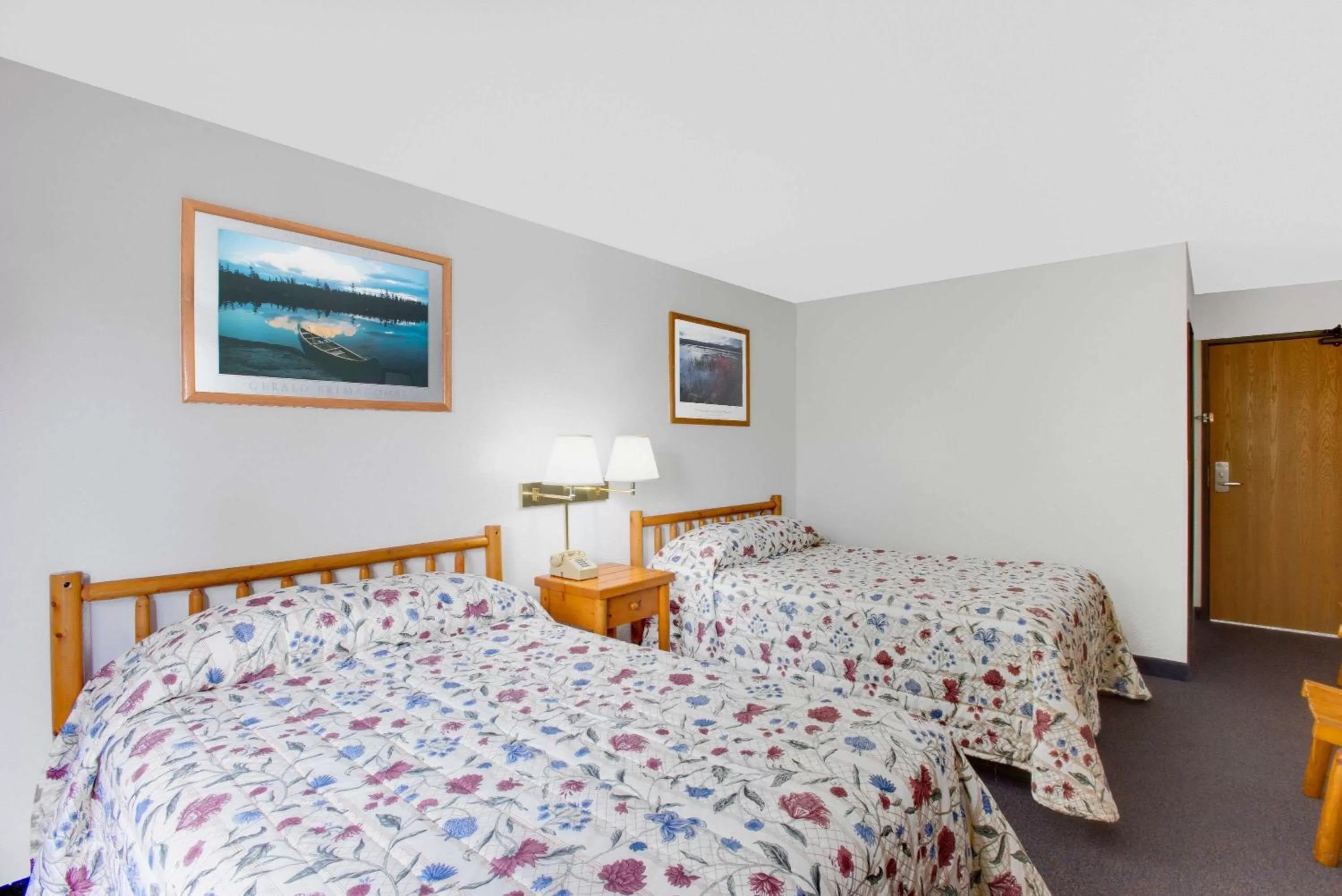 Photo of the whole room, Bed in Super 8 by Wyndham Lake George/Warrensburg Area