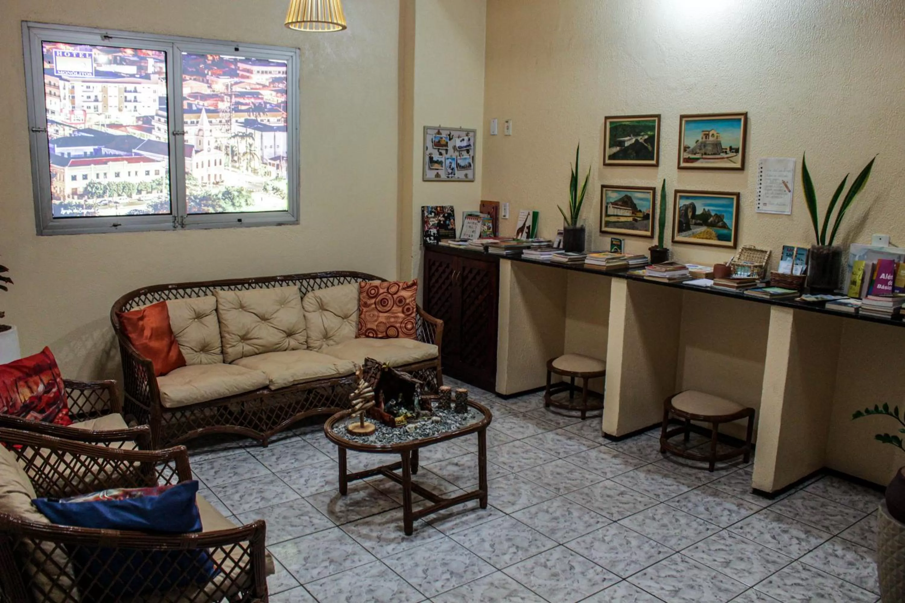 Library in Hotel Monólitos