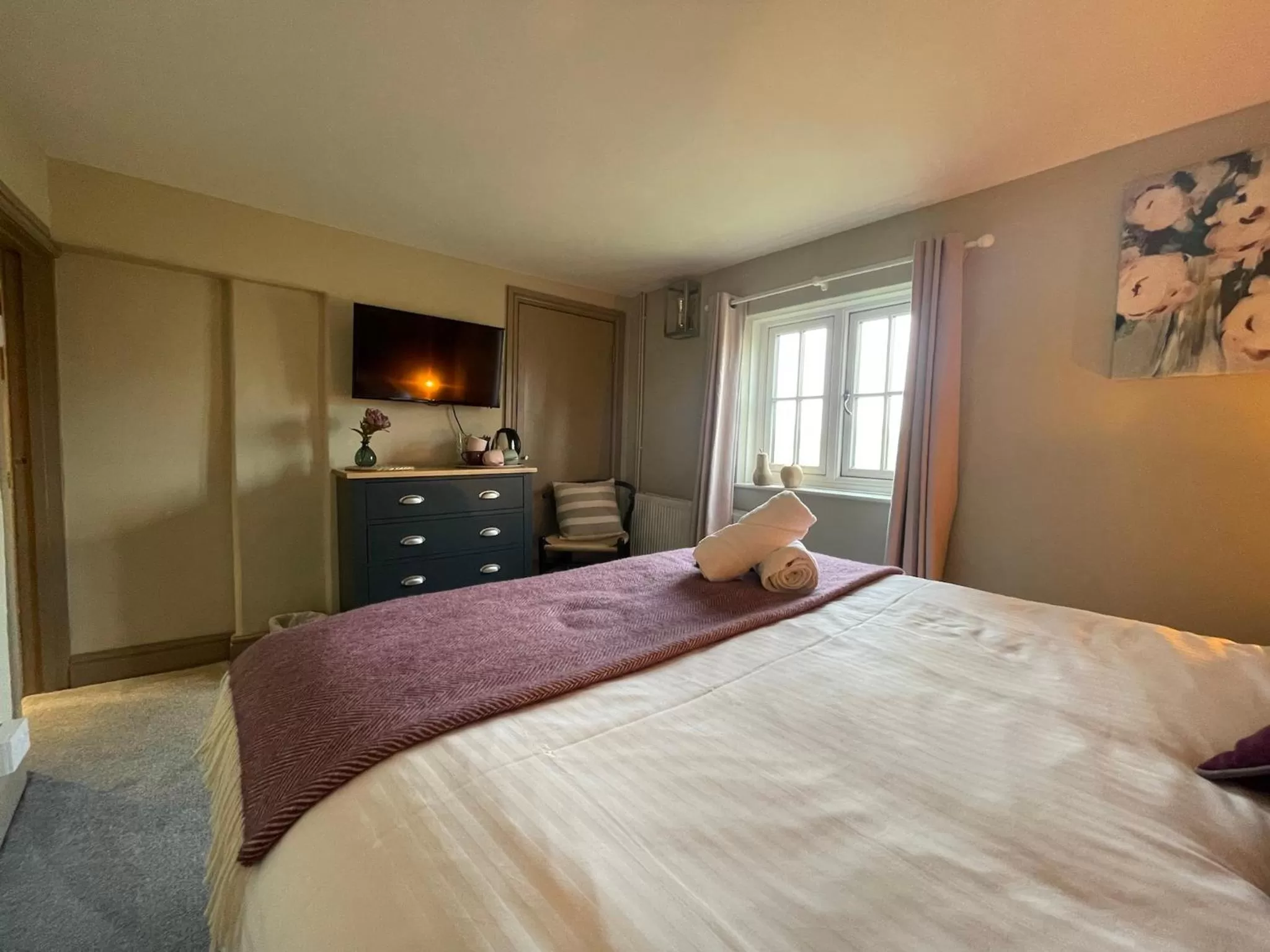 Bedroom, Bed in The Windmill Inn