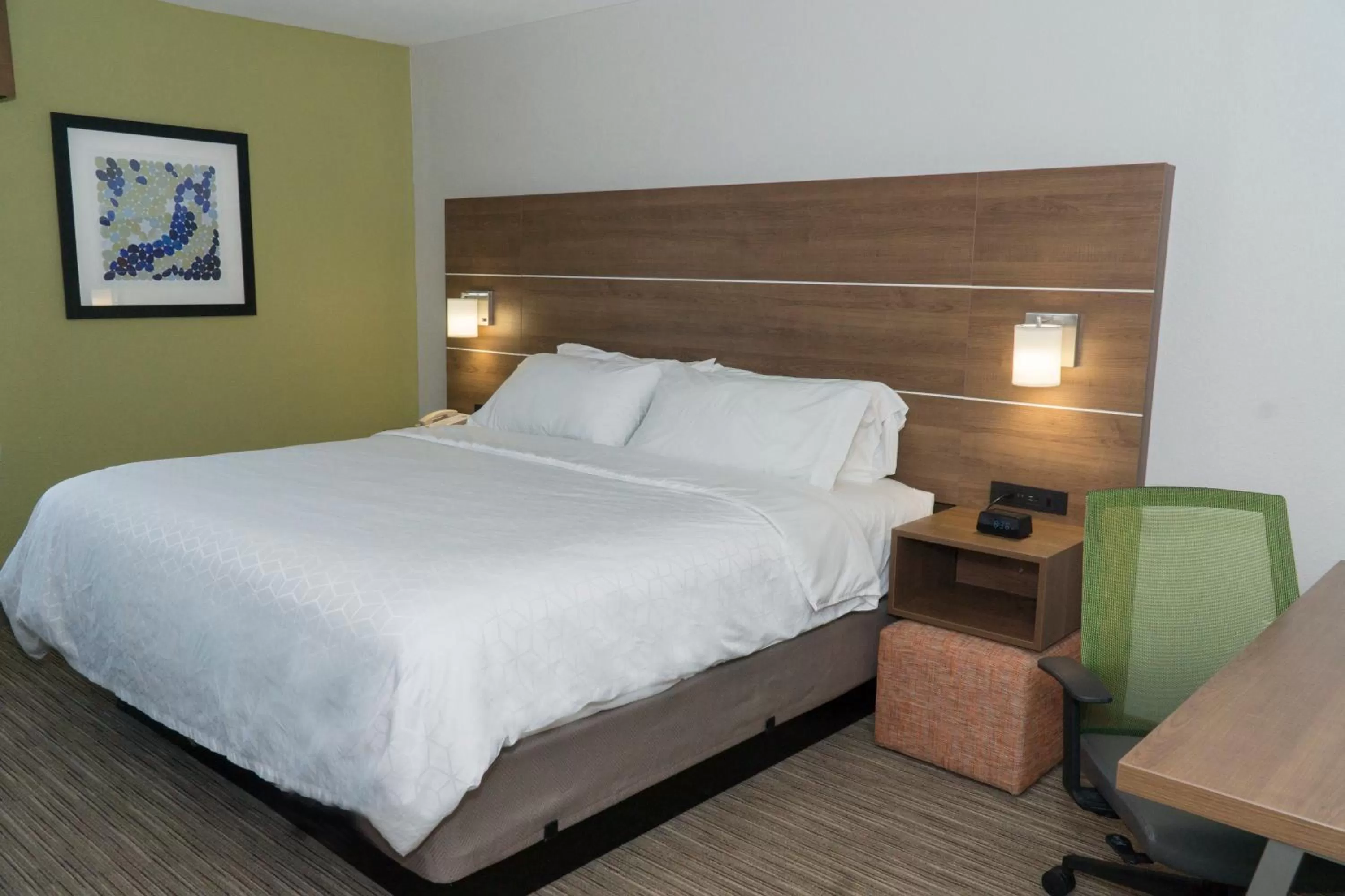 Photo of the whole room, Bed in Holiday Inn Express Hotel & Suites Madison by IHG