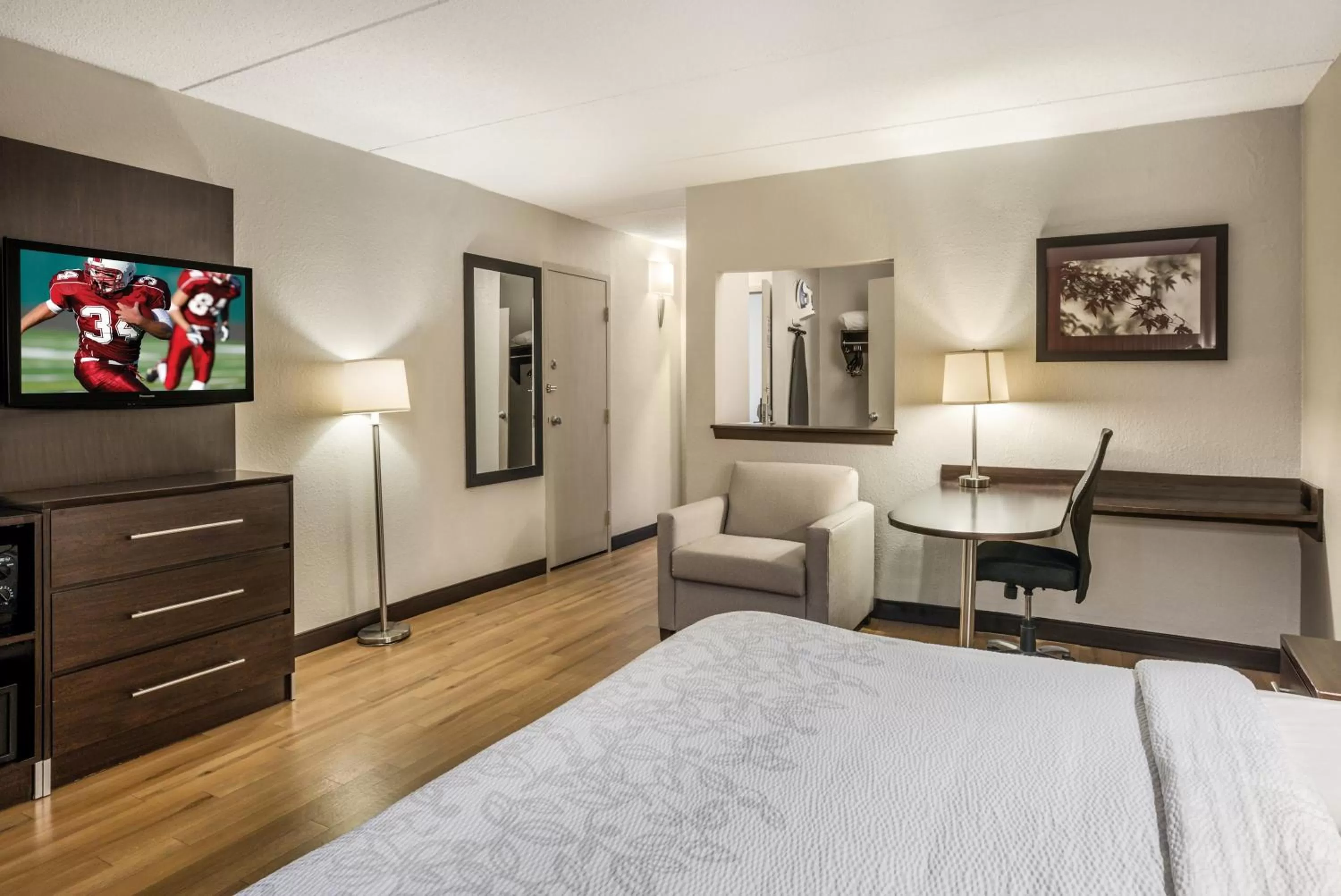 Bedroom, Bed in Red Roof Inn PLUS+ Boston - Woburn/ Burlington