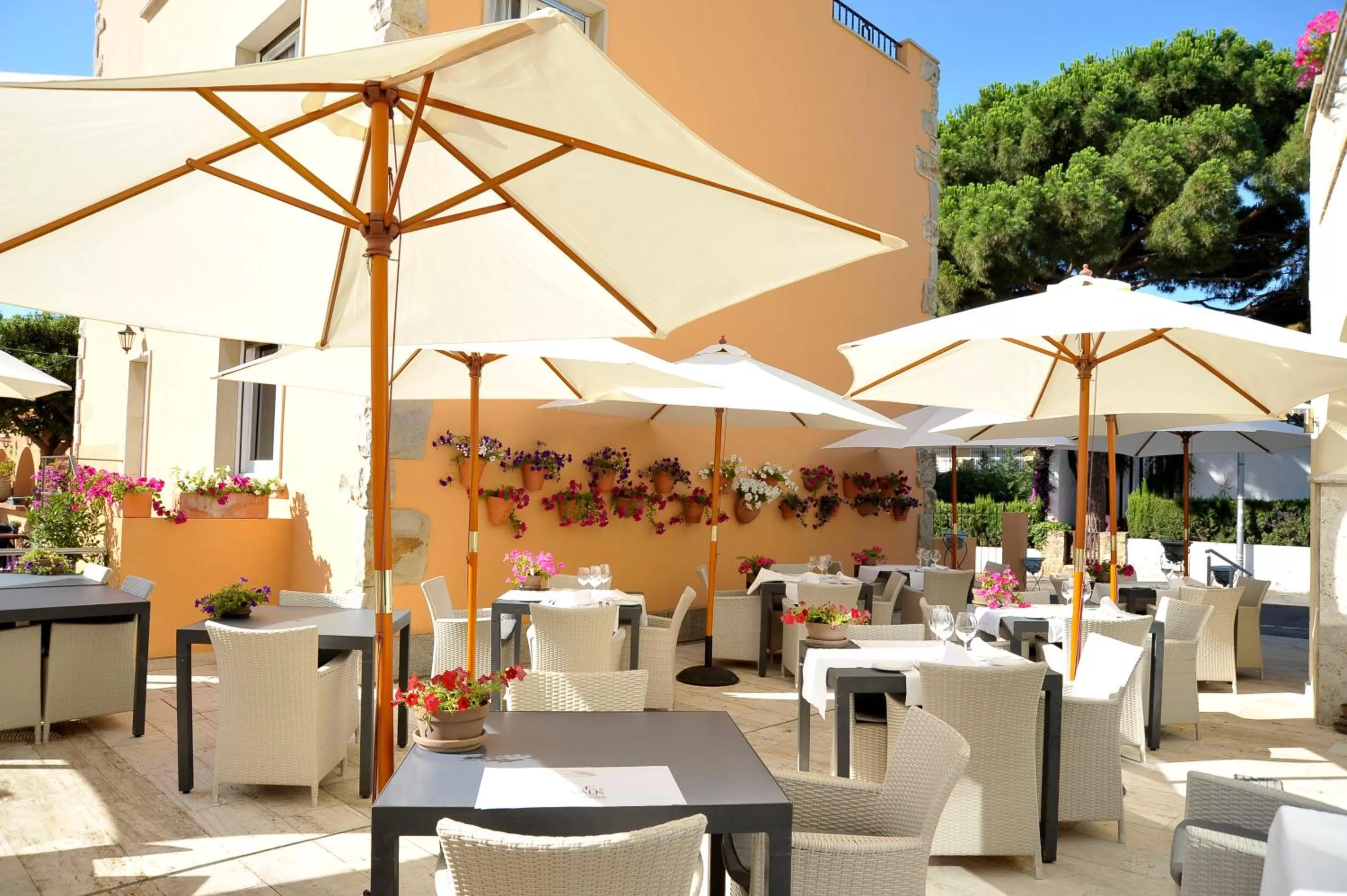 Restaurant/places to eat in Van der Valk Hotel Barcarola