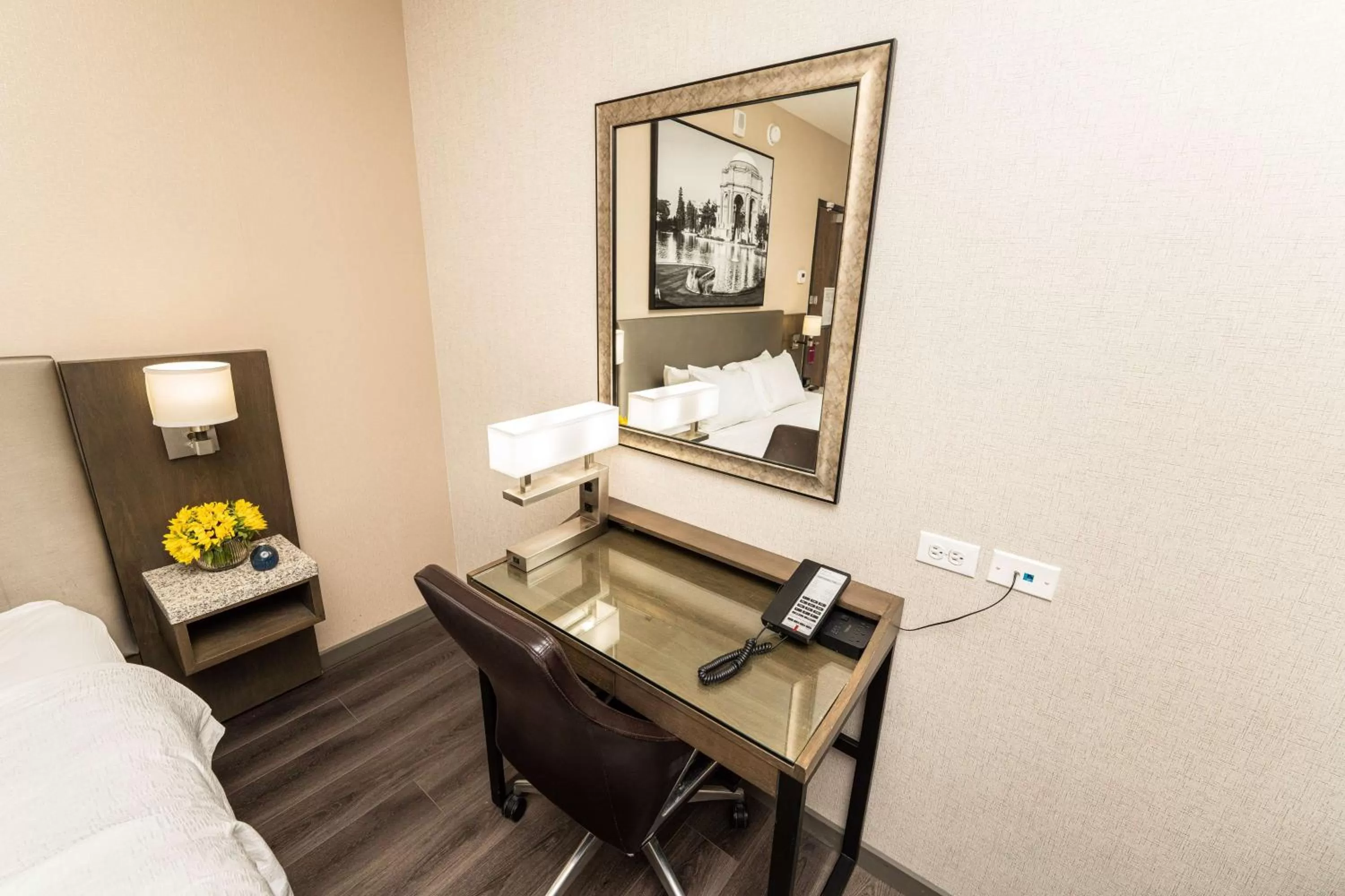 Bedroom, Bed in Hampton Inn San Francisco Downtown/Convention Center