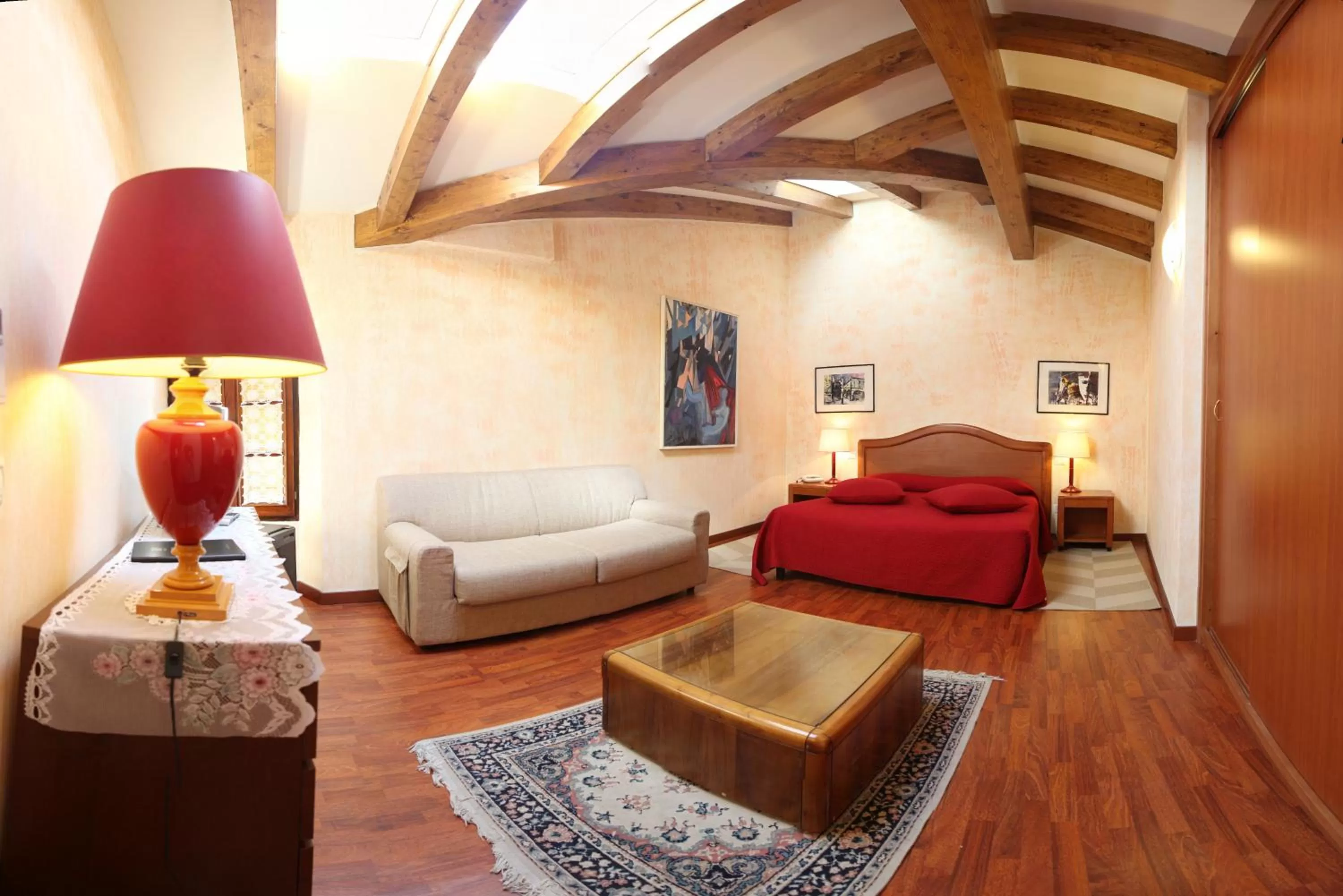 Photo of the whole room in Intra Hotel