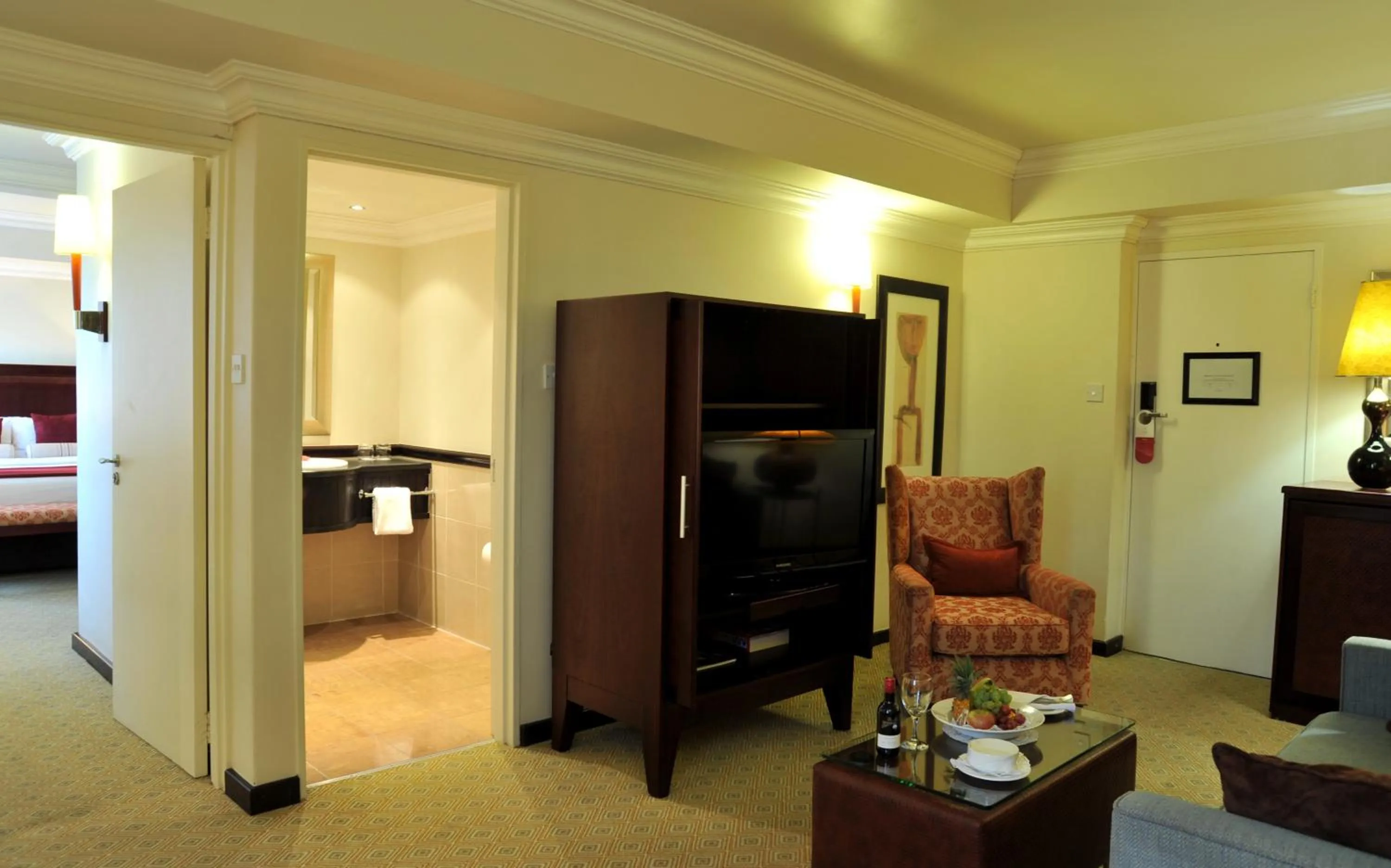 Seating area, Bed in Cresta President Hotel