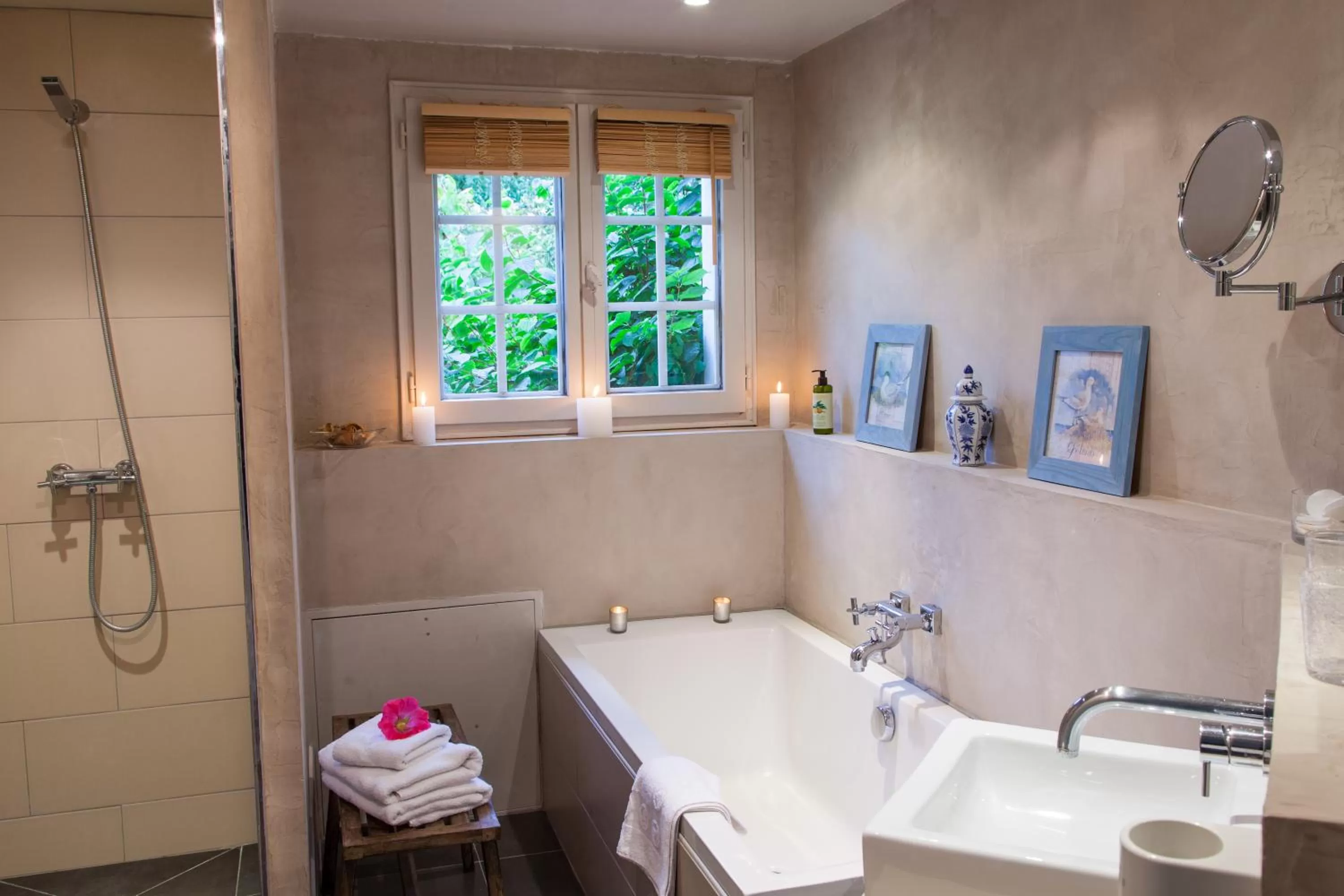 Bathroom in Domaine de Bellevue, The Originals Relais