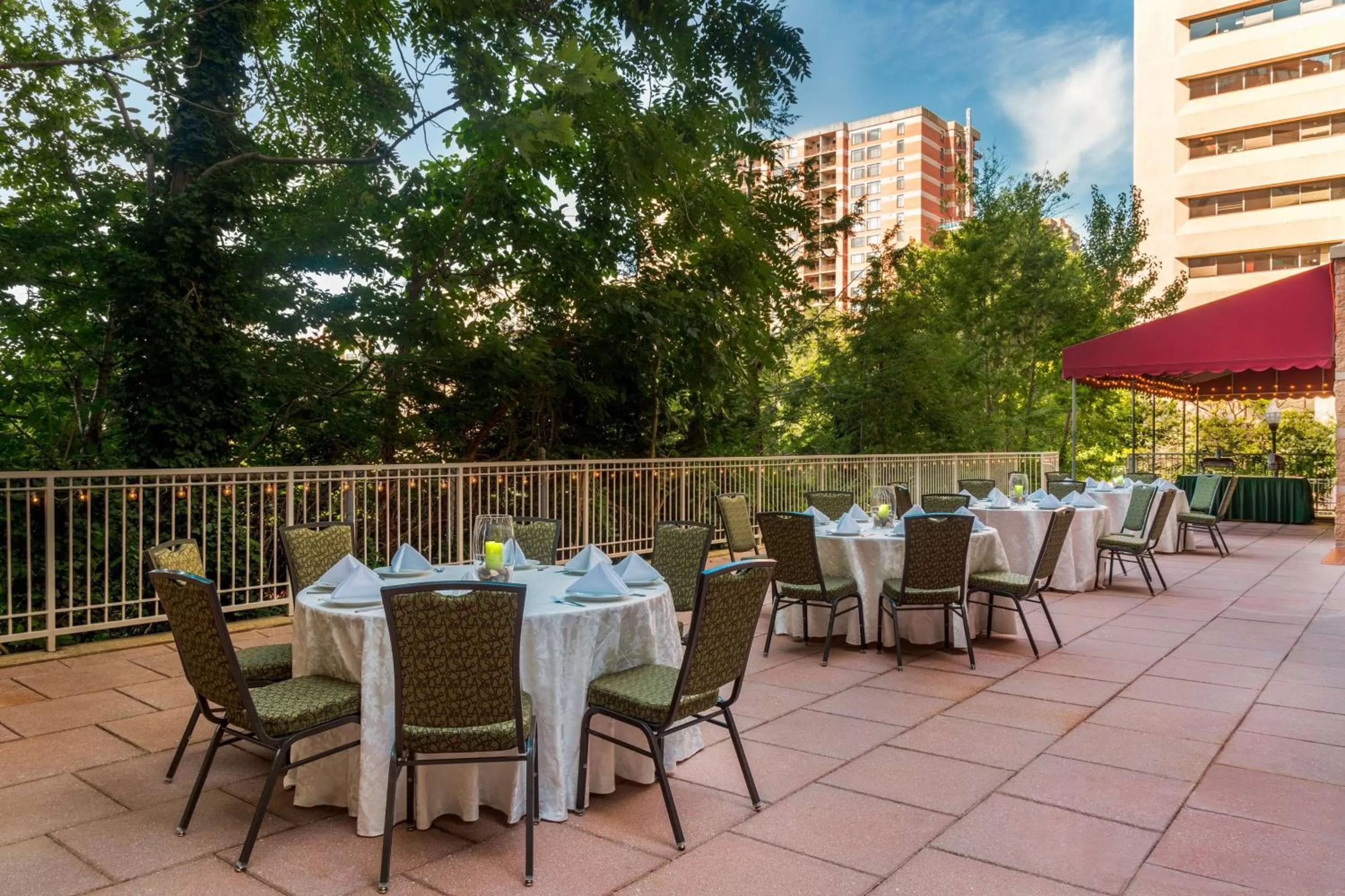Dining area in Hilton Garden Inn Arlington/Courthouse Plaza