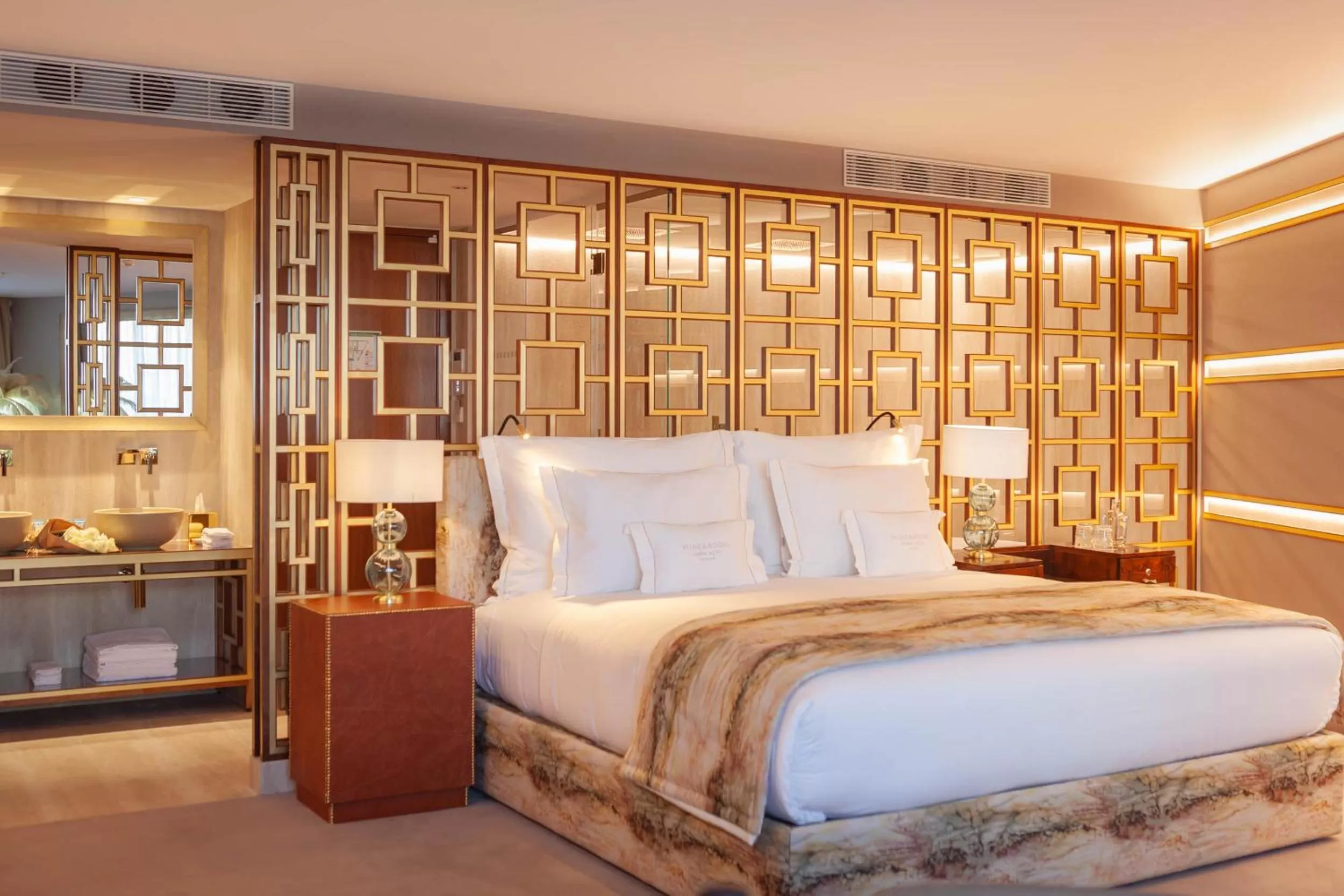 Bed in Wine & Books Lisboa Hotel