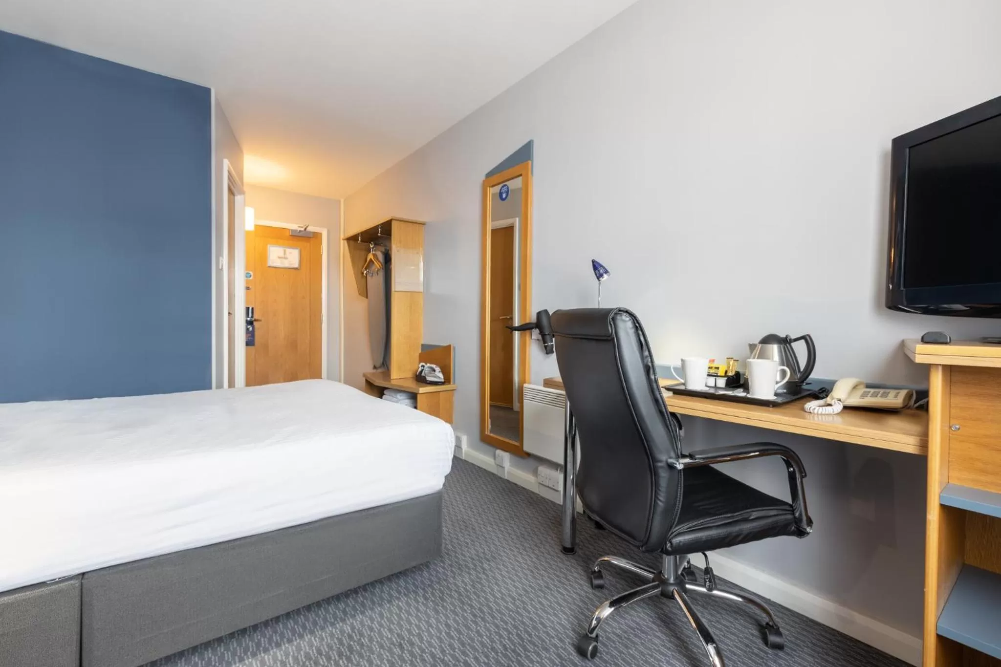 Bed in Holiday Inn Express Aberdeen City Centre by IHG