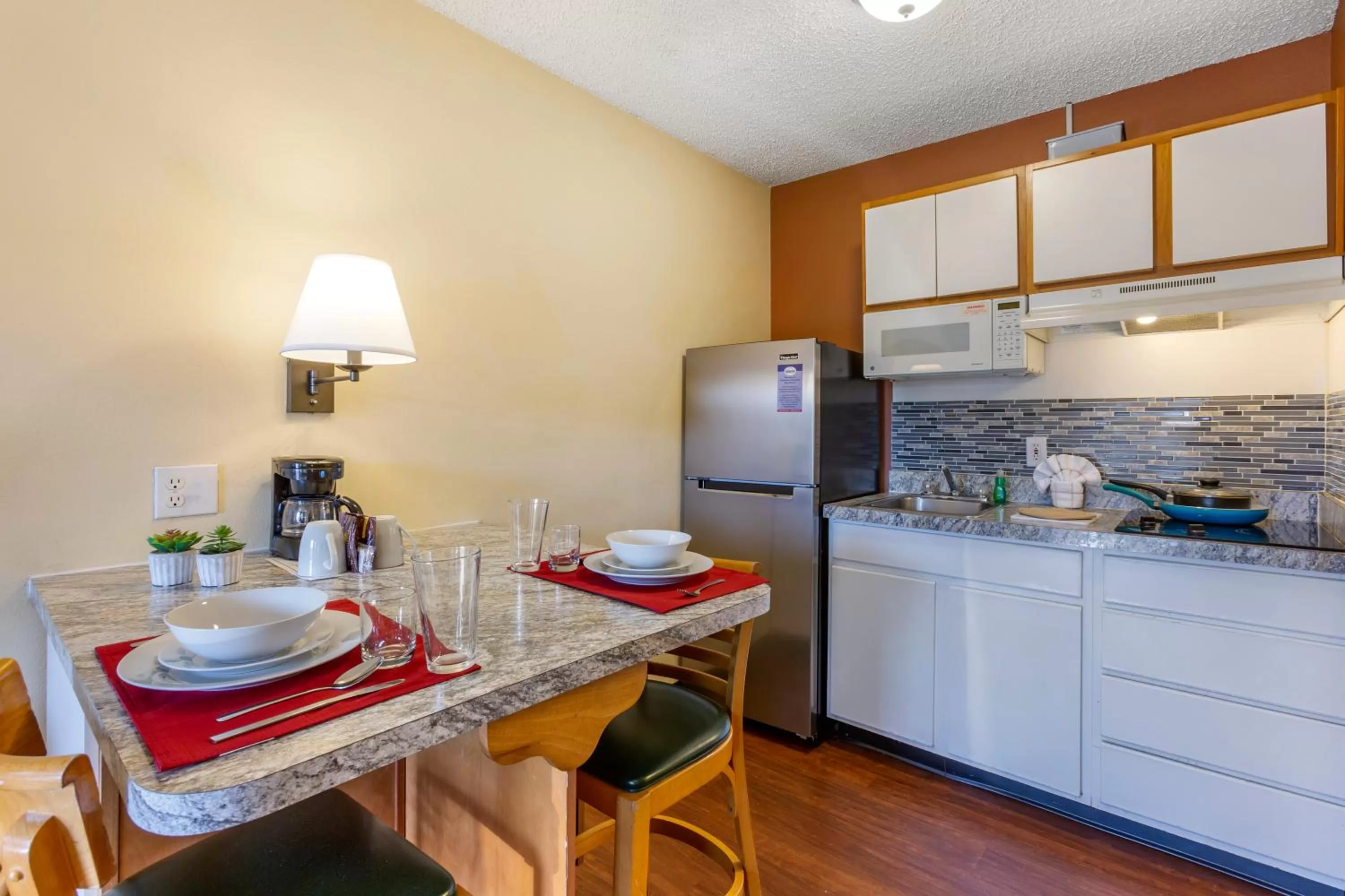 Kitchen or kitchenette in Suburban Studios Albuquerque Uptown