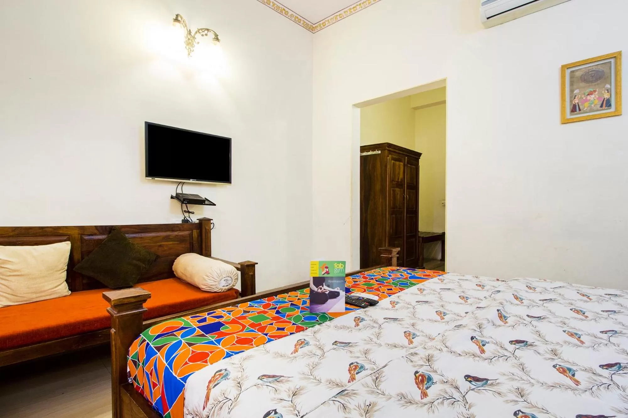 TV and multimedia, Bed in Hotel Raj Kothi Jaipur airport