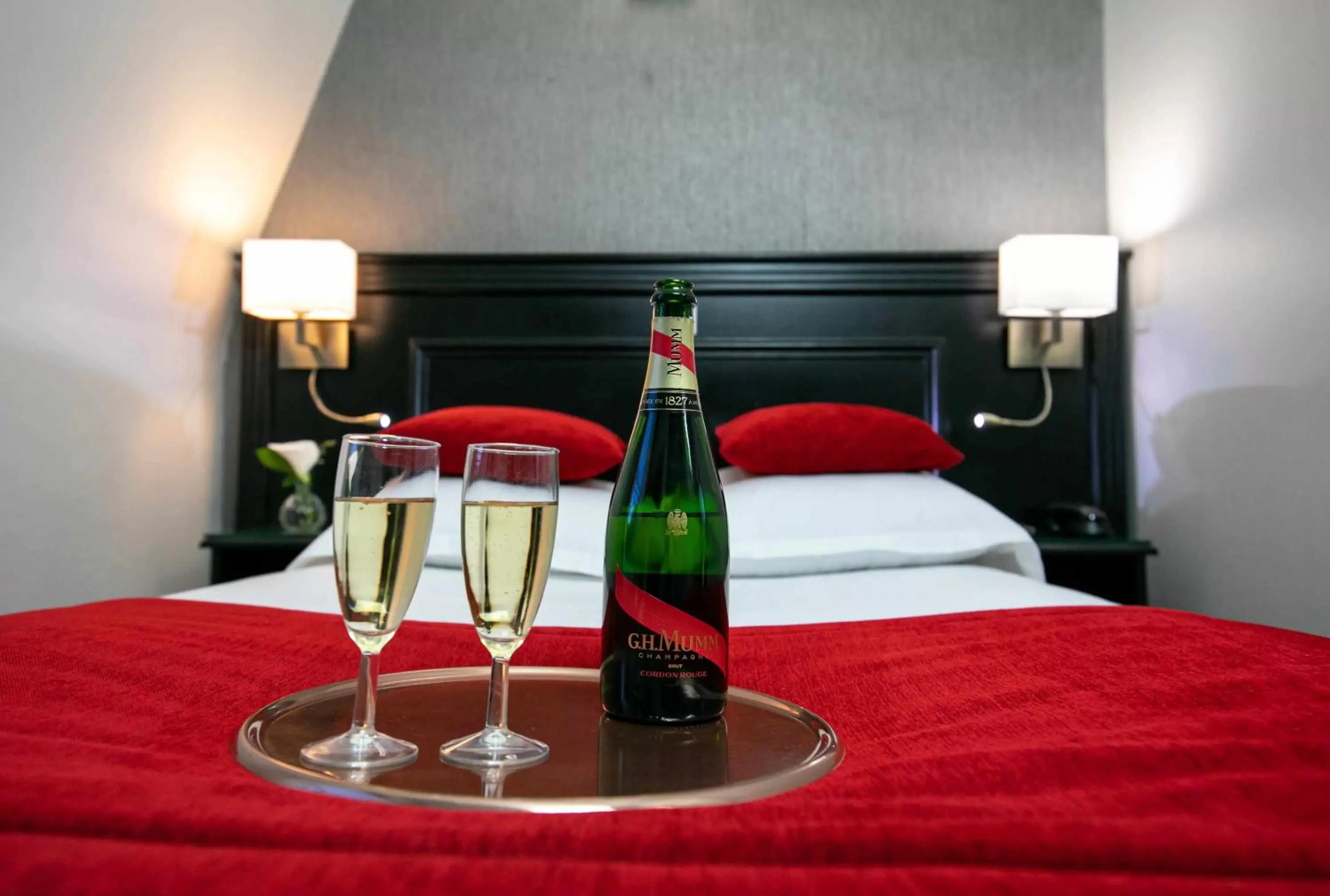 Photo of the whole room, Bed in Hôtel Eiffel Rive Gauche