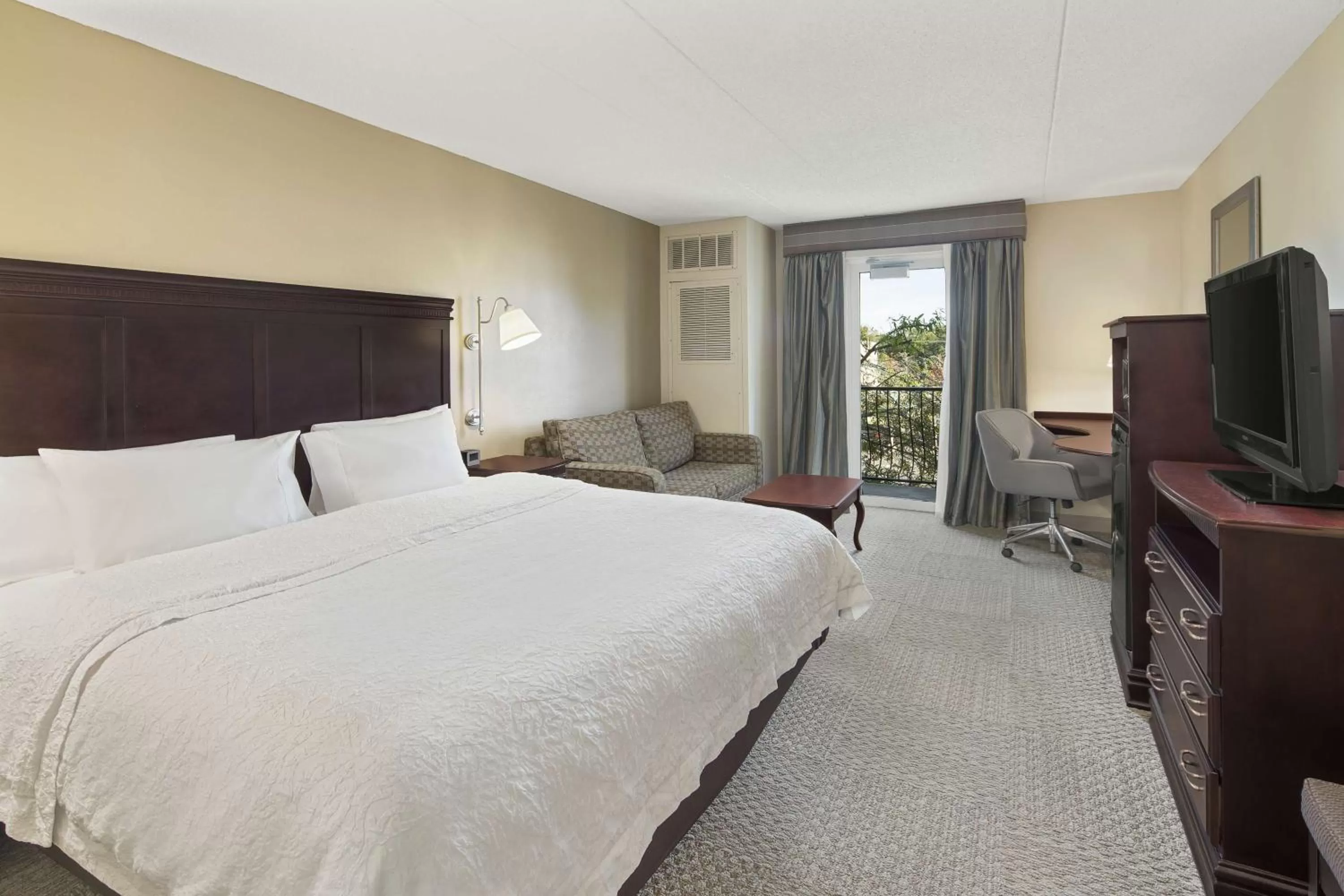 Bedroom, Bed in Hampton Inn Fairhope-Mobile Bay, AL