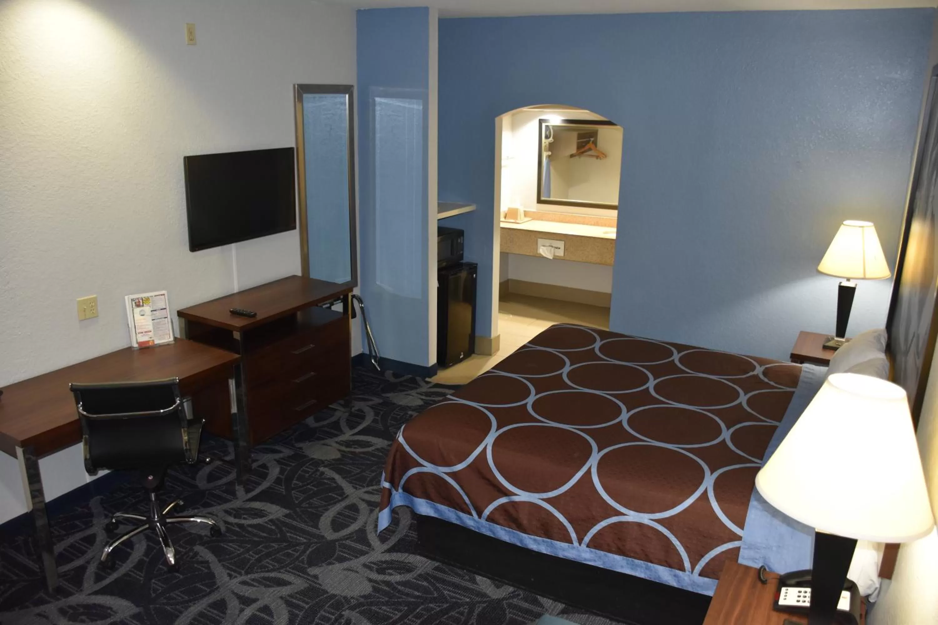 Photo of the whole room, Bed in Super 8 by Wyndham Houston Hobby Airport South