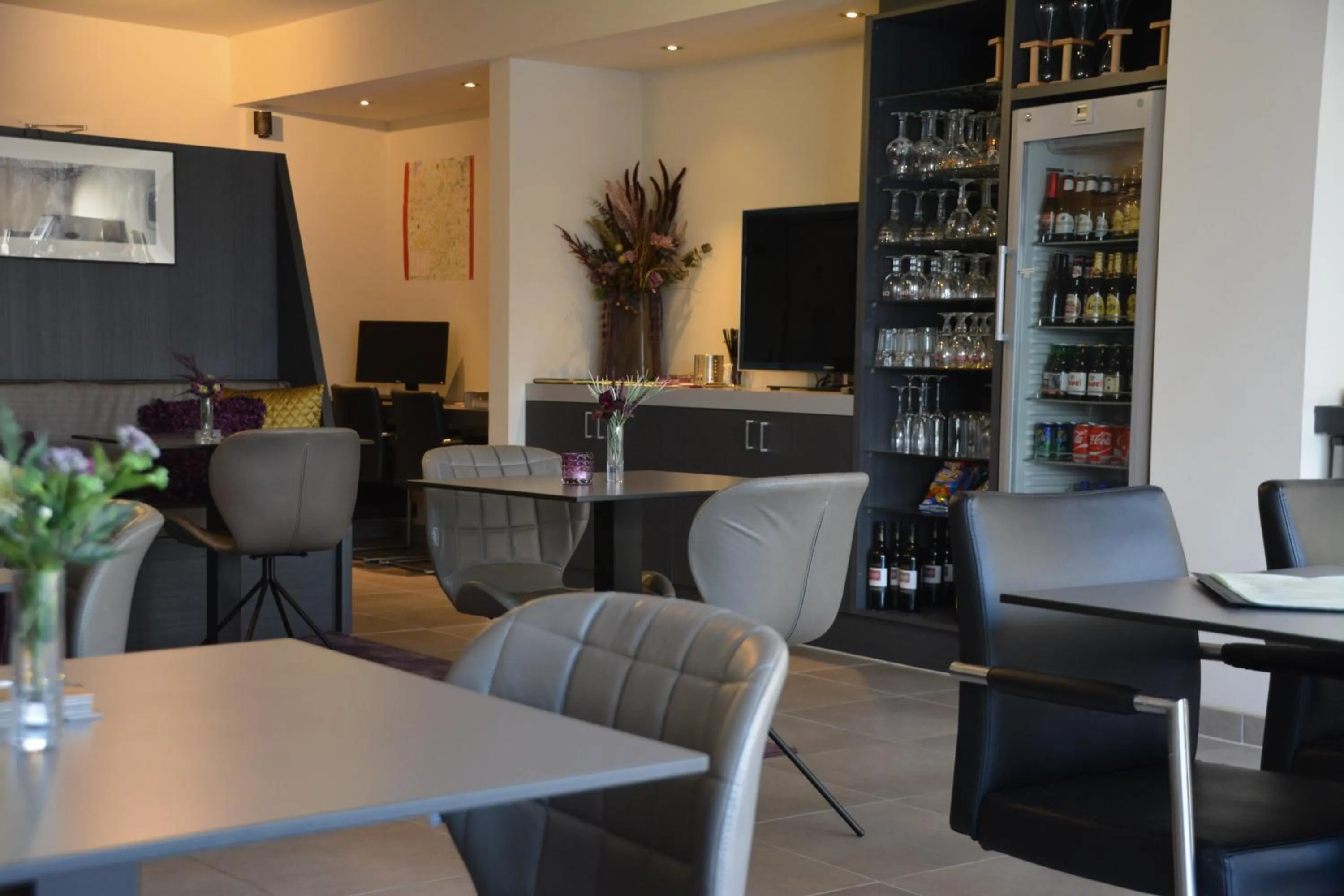 Communal lounge/ TV room, Restaurant/Places to Eat in B&B Abalona